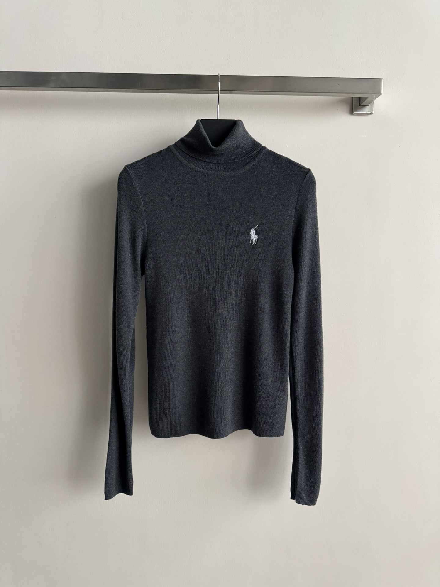 NO:628192,Ralphlauren*25 new autumn and winter turtleneck bottoming shirt is made of 80% wool fabric, warm and comfortable, soft and delicate, basic and close-fitting version, embellished with horse riding logo embroidery on the chest, a simple yet elegant piece that you can’t miss whether you are wearing it as a base or alone, three-color SML,, loro piana, alexander wang19860909Ralphlauren*25秋冬新款高领打底衫采用80羊毛面料 保暖舒适 柔软细腻基础贴身版型,胸前骑马logo刺绣点缀,无论打底或单穿都不能错过的一款简中带精,三色ＳＭＬ,,loro piana,alexander wang,Women's clothing