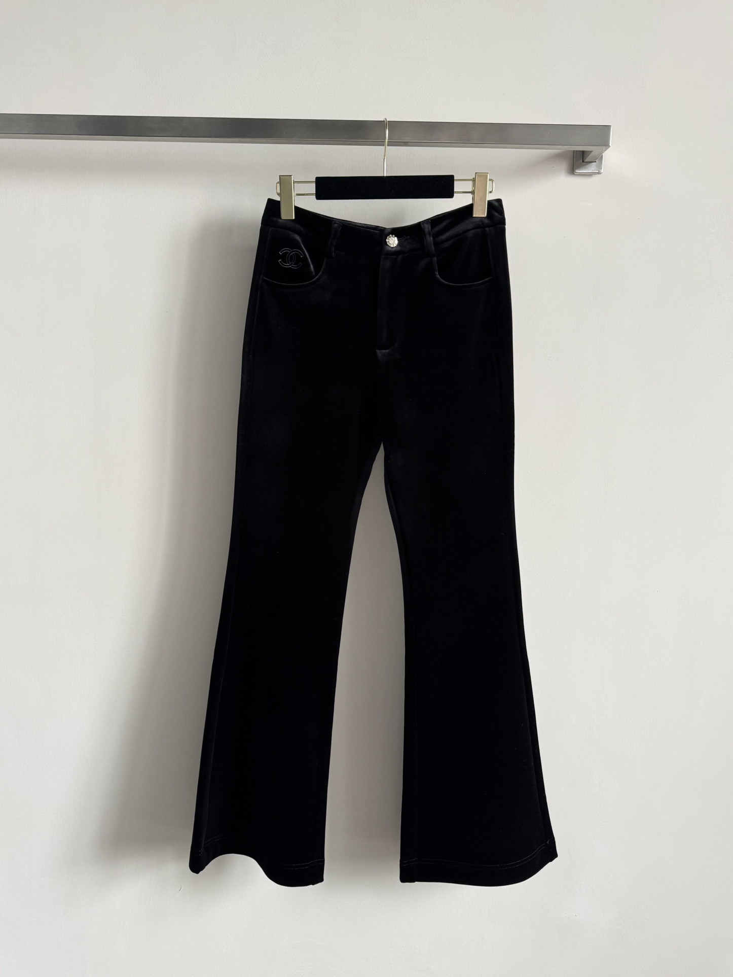 NO:628221,CHANE*25 new micro-flared velvet pants, classic high-waist design + micro-flared trousers, modify the legs to look super slim! Double C Logo embroidery on the left back pocket, low-key and recognizable. Stretch denim material, comfortable and not tight to wear, suitable for daily commuting or leisure. Paired with a short top or thick-soled shoes, you can easily create the golden ratio of 30 to 70 points, perfect fashion sense! SML,,chanel,gold,alexander wang19860909CHANE*25新款微喇丝绒裤,经典高腰设计+微喇裤脚,修饰腿型超显瘦!左后口袋双C Logo刺绣,低调又有辨识度钟.弹力牛仔布料,穿着舒适不紧绷,日常通勤或休闲都很适合.搭配短款上衣或厚底鞋,轻松打造三七分黄金比例,时髦感满分!SML,,chanel,gold,alexander wang,Women's clothing