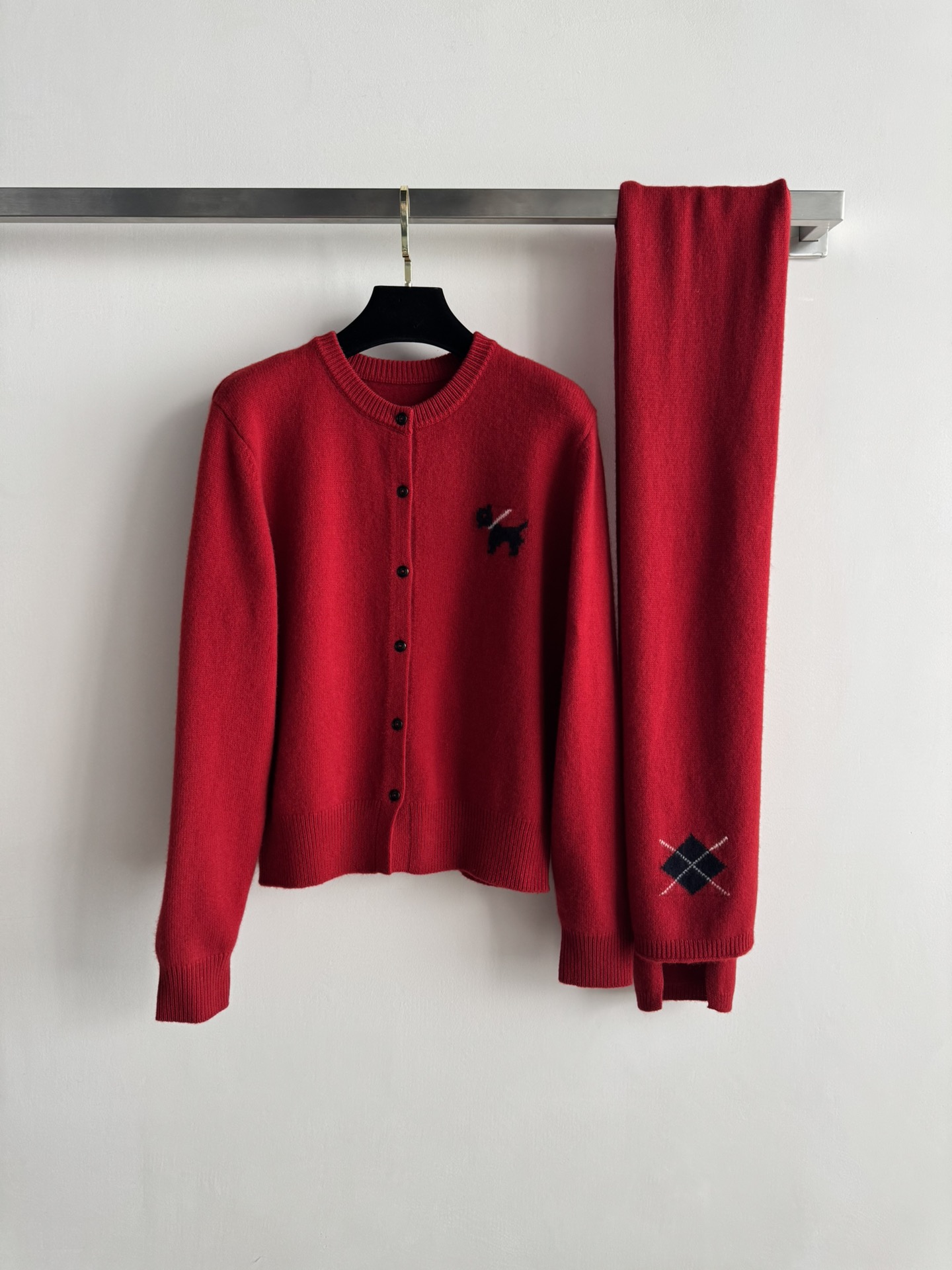 NO:629541,The new round-neck puppy print cardigan is made of cashmere and wool blended fabric and is decorated with a scarf. It directly fills the Christmas atmosphere and gives people a retro yet refined feeling!  It feels soft, waxy and delicate, close to the skin and keeps you warm without sticking!  No matter the style, it will look good no matter how you match it!  The bright red color is super positive, suitable for Christmas and New Year. One size fits all,,alexander wang19860909新款圆领小狗印花开衫采用羊绒羊毛混纺面料质感在线搭配围巾装饰,圣诞氛围感直接拉满给人一种复古又不失精致的感觉！手感软糯细腻,亲肤保暖不扎身！版型不挑人怎么搭都好看！大红颜色超级正 圣诞过年都好应景均码,,alexander wang,Women's clothing