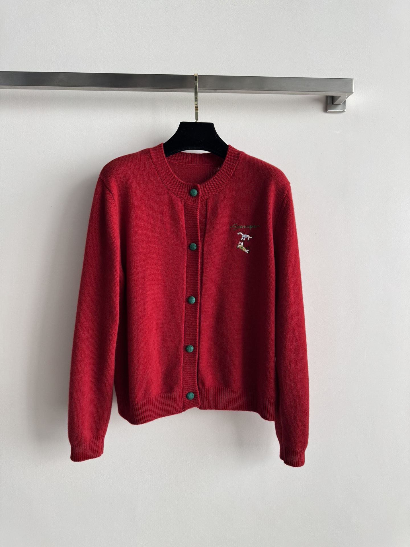 NO:629563,The new round-neck pony cardigan is made of cashmere and wool blended fabrics. The two pony embroideries on the chest are cute and age-reducing. It is paired with a row of green woven buttons. It directly fills the Christmas atmosphere and gives people a retro yet exquisite feeling!  It feels soft, waxy and delicate, close to the skin and keeps you warm without sticking!  No matter the style, it will look good no matter how you match it!  The bright red color is super positive, suitable for Christmas and New Year. One size fits all,,alexander wang19860909新款圆领小马开衫采用羊绒羊毛混纺面料质感在线胸前两只小马刺绣可爱减龄搭配一排绿色编织纽扣～圣诞氛围感直接拉满给人一种复古又不失精致的感觉！手感软糯细腻,亲肤保暖不扎身！版型不挑人怎么搭都好看！大红颜色超级正 圣诞过年都好应景均码,,alexander wang,Women's clothing