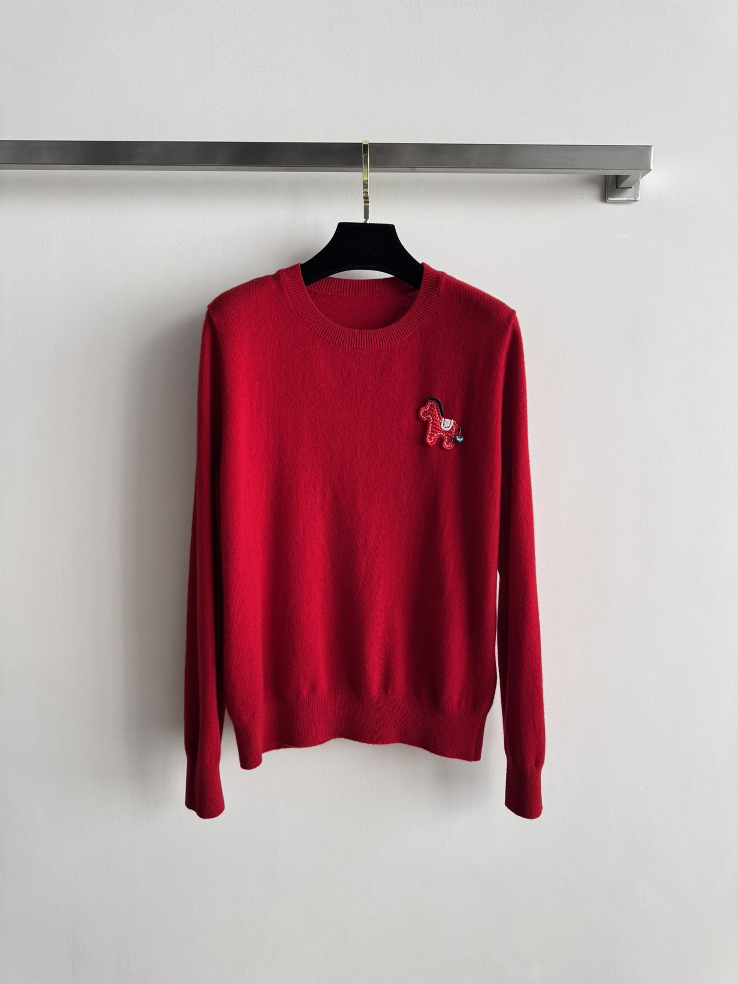 NO:629558,The new round-neck pony sweater is made of cashmere and wool blended fabrics and has a three-dimensional pony decoration on the chest. It is a cute and age-reducing regular version ~ the upper body is directly full of Christmas atmosphere, giving people a retro yet exquisite feeling!  It feels soft, waxy and delicate, close to the skin and keeps you warm without sticking!  No matter the style, it will look good no matter how you match it!  The bright red color is super positive, suitable for Christmas and New Year. One size fits all,,alexander wang19860909新款圆领小马毛衫采用羊绒羊毛混纺面料质感在线胸前立体小马装饰可爱减龄常规版型～上身圣诞氛围感直接拉满给人一种复古又不失精致的感觉！手感软糯细腻,亲肤保暖不扎身！版型不挑人怎么搭都好看！大红颜色超级正 圣诞过年都好应景均码,,alexander wang,Women's clothing