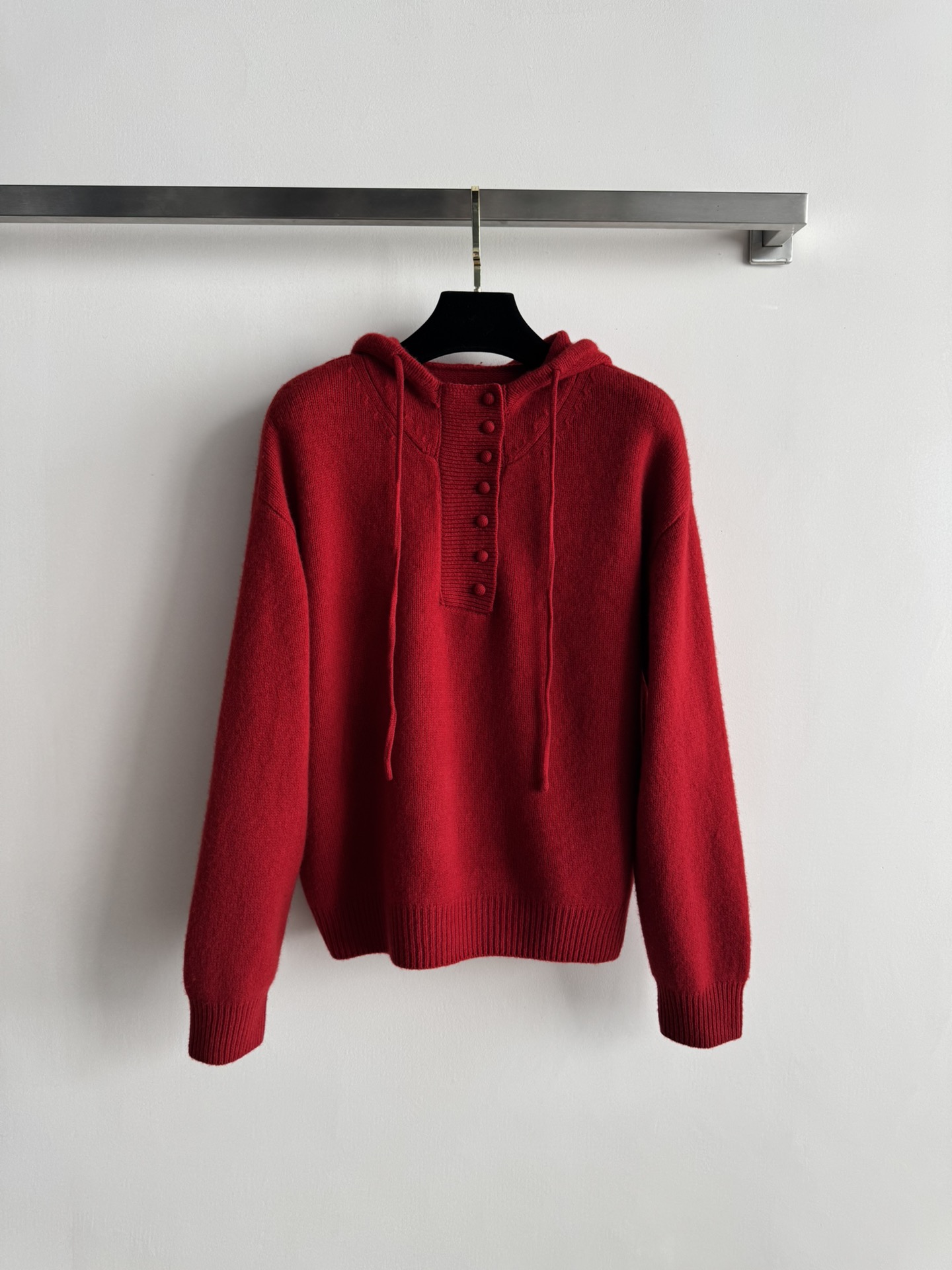 NO:629553,The new hooded sweater is made of cashmere and wool blended fabrics and has a minimalist online style. The upper body is very lazy and easy-going. When worn with a Christmas atmosphere, it can be straightened up and give people a retro yet refined feeling!  It feels soft, waxy and delicate, close to the skin and keeps you warm without sticking!  No matter the style, it will look good no matter how you match it!  The bright red color is super positive. It is suitable for Christmas and New Year. One size fits all,,hats,alexander wang19860909新款连帽毛衫采用羊绒羊毛混纺面料质感在线极简款式 上身非常慵懒随和,穿上圣诞氛围感直接拉满给人一种复古又不失精致的感觉！手感软糯细腻,亲肤保暖不扎身！版型不挑人怎么搭都好看！大红颜色超级正 圣诞过年都好应景均码,,hats,alexander wang,Women's clothing