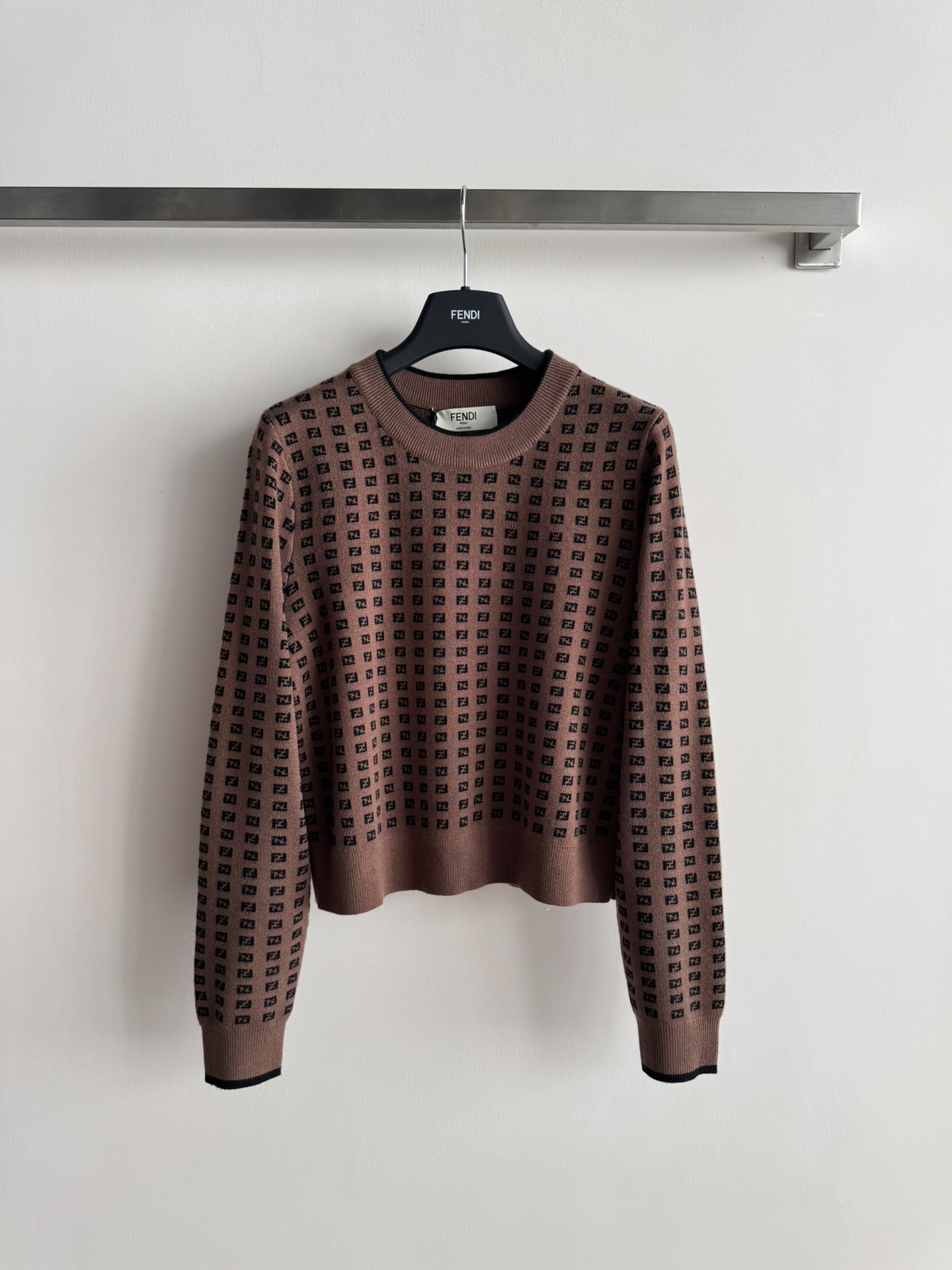 NO:629528,FEND*25FW new pullover sweater, round neck is simple and versatile, the texture is soft and comfortable, the texture is full and delicate, showing a gentle temperament on the upper body. The regular version of the shoulder is comfortable and unrestricted on the upper body, and can be worn for daily commuting!  3 colors SML,,alexander wang19860909FEND*25FW新款套头针织衫,圆领简洁百搭,质感柔软舒适,织面饱满细腻上身显温柔气质 正肩常规版型上身自在无束缚,日常通勤都可穿！3色SML,,alexander wang,Women's clothing