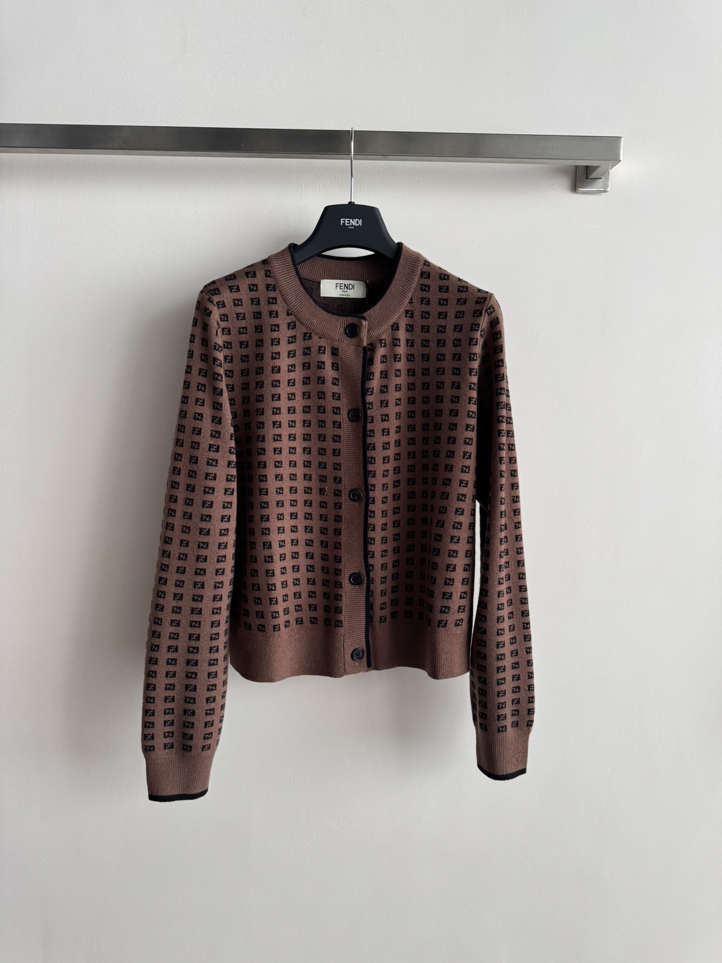 NO:629521,FEND*25FW new round-neck cardigan is simple and versatile, with a soft and comfortable texture. The texture is full and delicate, showing a gentle temperament on the upper body. The regular version of the shoulder is comfortable and unrestricted on the upper body, and can be worn for daily commuting!  3 colors SML,,fendi,alexander wang19860909FEND*25FW新款圆领开衫,简洁百搭,质感柔软舒适,织面饱满细腻上身显温柔气质 正肩常规版型上身自在无束缚,日常通勤都可穿！3色SML,,fendi,alexander wang,Women's clothing