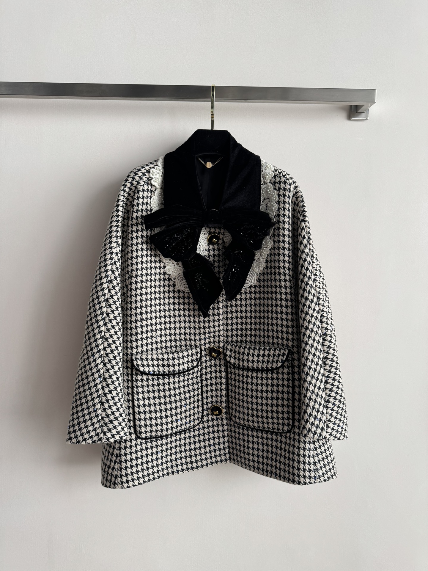 NO:629507,Le Fame 25 new houndstooth fighting poncho jacket, classic houndstooth pattern + black lace trim, full score for retro elegance! High-quality woolen material, warm and stylish, very suitable for autumn and winter wear. The detachable velvet bow on the neckline is sweet and extra points. The loose silhouette is super friendly to the figure, and can be easily controlled for commuting and dating. Pair it with velvet pants or skirts, and get the French style! SML-,,skirts,jackets & coats,alexander wang19860909Le Fame拉飞姆25新款千鸟格斗篷外套,经典千鸟格纹+黑色蕾丝镶边,复古优雅气质满分!高品质毛呢材质,保暖又有型,秋冬穿超合适领口可拆卸丝绒蝴蝶结,甜美加分,宽松廓形对身材超友好,通勤约会都能轻松驾驭.搭配丝绒裤或半裙,法式千金风get!SML-,,skirts,jackets & coats,alexander wang,Women's clothing