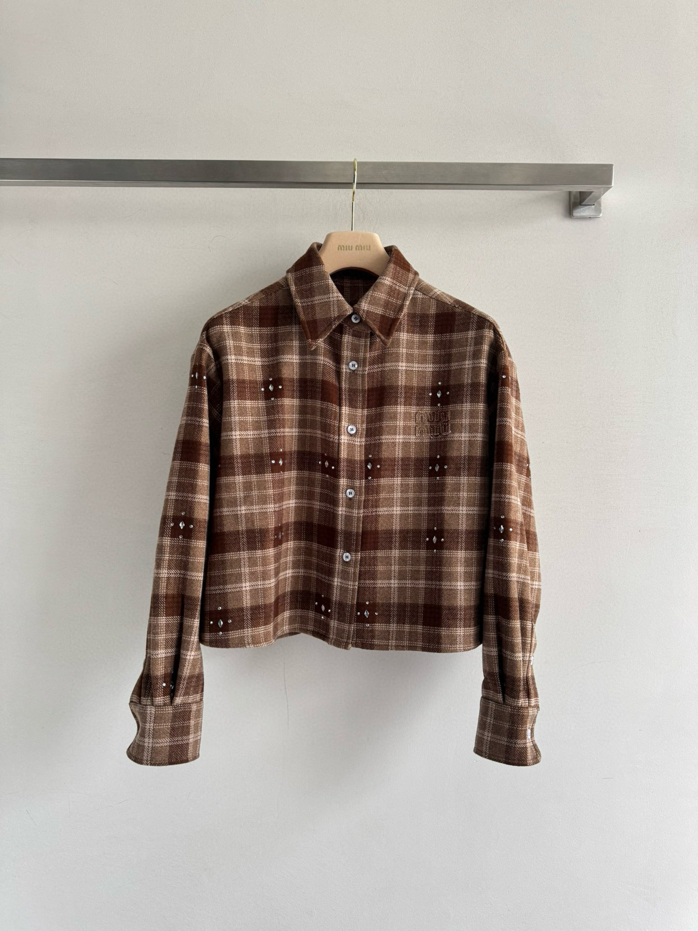 NO:629535,MiuMi*25FW new autumn and winter atmospheric plaid long-sleeved shirt. Maillard color retro high-end chest patch letter embroidery embellishment with exquisite hot diamond decoration. Must-have for age reduction~wool blend. Comfortable, thick and practical. Every detail reveals the temperament of a miu girl. Suitable for wearing alone or as an inner layer. It looks so good. SML,,miumiu,shirts,alexander wang19860909MiuMi*25FW新款秋冬氛围感格纹长袖衬衫 美拉德色系复古高级胸前贴布字母刺绣点缀搭配精致烫钻装饰 减龄必备～羊毛混纺 舒适厚实又实穿每一处细节都透露出miu女孩的气质 不管单穿还是内搭都合适 简直太好看啦SML,,miumiu,shirts,alexander wang,Women's clothing