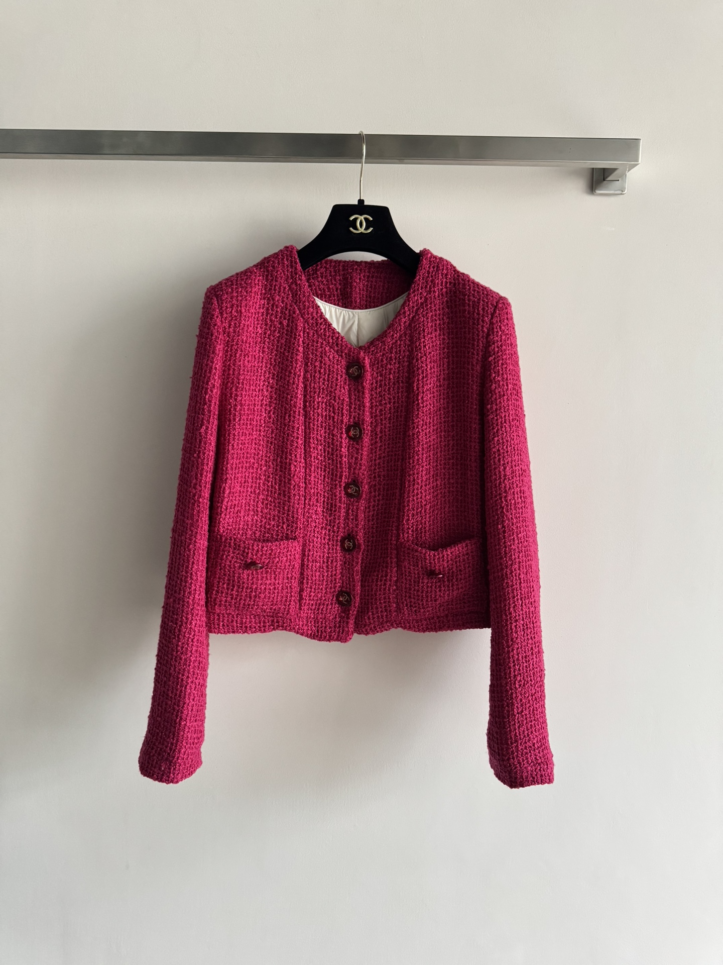 NO:637553,CHANE*25FW new tweed short jacket. The tweed material presents a natural texture. The texture is crisp and layered. The short version is neat and clean. Single row of brown buttons on the front. Symmetrical patch pockets on both sides. The overall style is exquisite and elegant. It has both retro and fashion sense. SML-, Chanel-clothing, chanel, chanel, jackets & coats, alexander wang19860909CHANE*25FW新款粗花呢短款外套 粗花呢材质呈现自然纹理感 质感挺括且富有层次 短款版型显利落干净前襟单排棕色纽扣两侧对称贴袋,整体风格精致优雅 兼具复古与时尚感SML-,香奈儿-服装,chanel,chanel,jackets & coats,alexander wang,Women's clothing