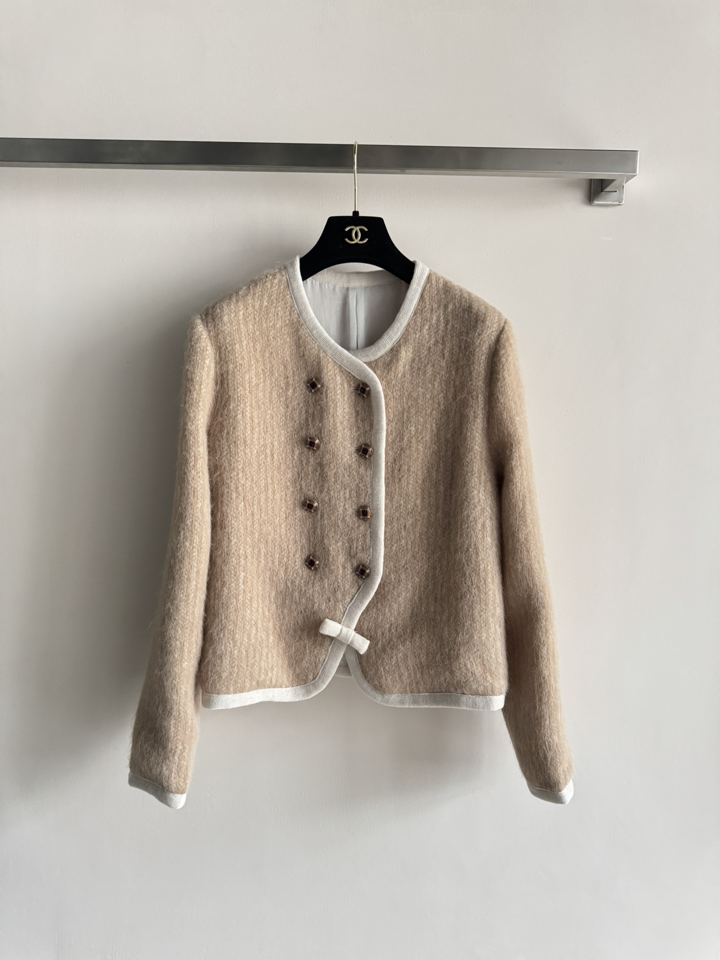 NO:649467,Chane*25N ski series fur coat, double-breasted + mohair material, soft and warm, with white piping and ultra-exquisite design. There are classic rhombus patterns and metal buttons on the front, perfect details! Super suitable for autumn and winter, elegant and practical, easy to control whether it is daily or skiing. A perfect high-end fashion item Size36.38.40!  ,,chanel,jackets & coats,alexander wang19860909Chane*25N滑雪系列毛毛外套,双排扣+马海毛材质,柔软又保暖,白色滚边超精致计.正面有经典菱格纹和金属纽扣,细节满分!秋冬穿超适合,优雅又实用,无论日常还是滑雪都能轻松驾驭 妥妥高端时尚单品 Size36.38.40！,,chanel,jackets & coats,alexander wang,Women's clothing