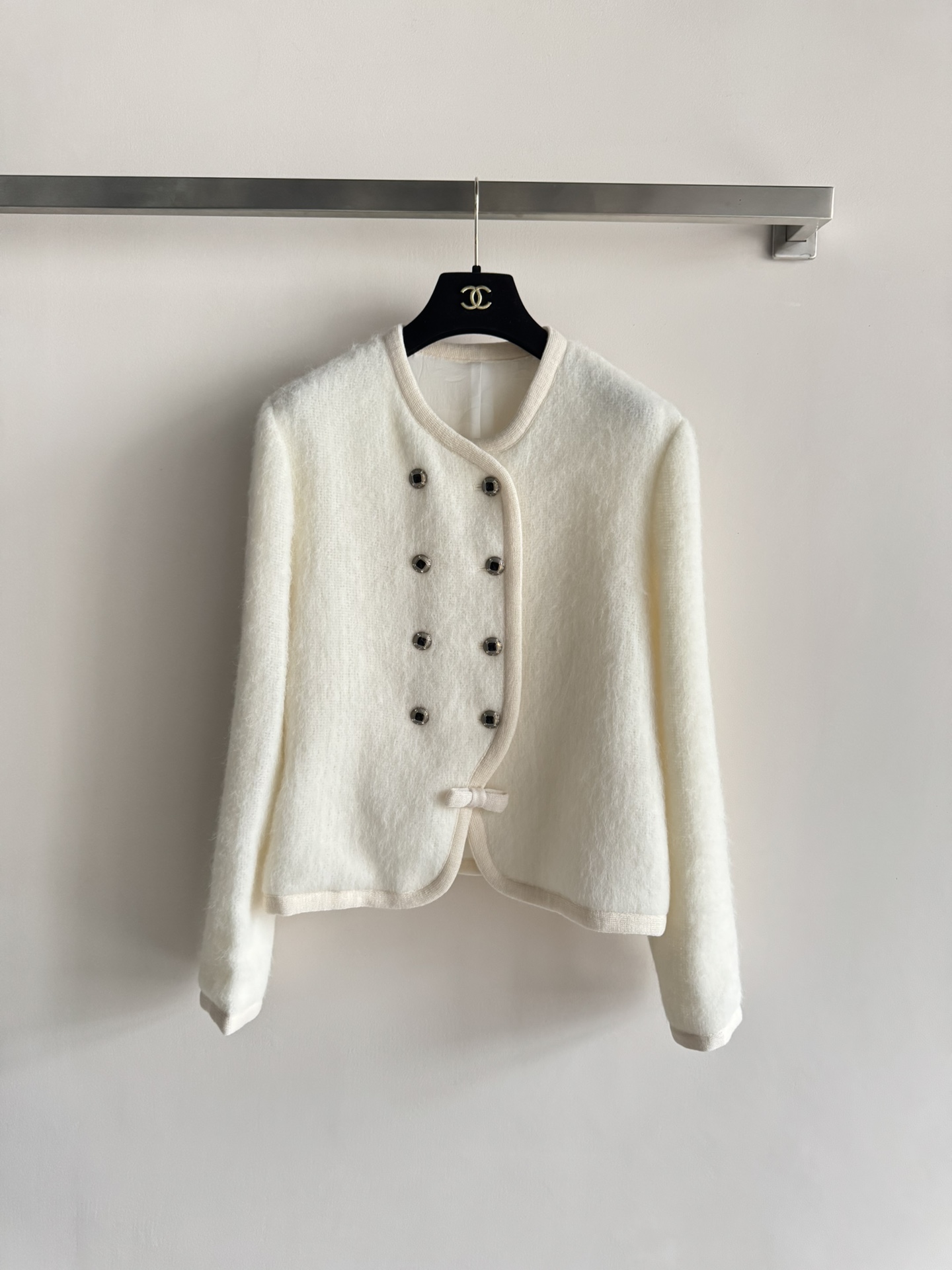 NO:637552,Chane*25N ski series fur coat, double-breasted + mohair material, soft and warm, with white piping and ultra-exquisite design. There are classic rhombus patterns and metal buttons on the front, perfect details! Super suitable for autumn and winter, elegant and practical, easy to control whether it is daily or skiing. A perfect high-end fashion item Size36.38.40!  ,Chanel-clothing,chanel,chanel,jackets & coats,alexander wang19860909Chane*25N滑雪系列毛毛外套,双排扣+马海毛材质,柔软又保暖,白色滚边超精致计.正面有经典菱格纹和金属纽扣,细节满分!秋冬穿超适合,优雅又实用,无论日常还是滑雪都能轻松驾驭 妥妥高端时尚单品 Size36.38.40！,香奈儿-服装,chanel,chanel,jackets & coats,alexander wang,Women's clothing