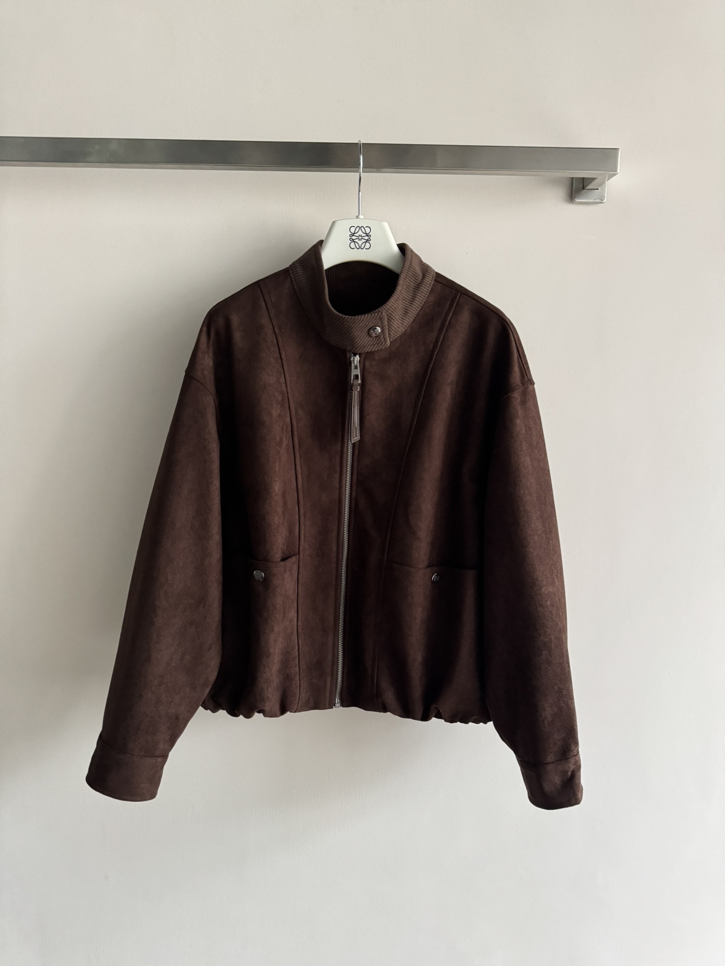 NO:637550,LOEW*25 autumn and winter brown suede stand-up collar jacket, short design + zipper closure, two flap pockets, simple and retro design. The imitation suede material is soft and textured, perfect for autumn and winter! The stand-up collar design has perfect warmth retention, and the loose fit is very tolerant. It looks great with any boot-cut pants or plaid skirt. A must-have for Maillard style, it can be easily controlled for daily leisure! SML, Loewe-clothing, loro  piana,loewe,loewe,skirts,jackets & coats,chamois leather,alexander wang19860909LOEW*25秋冬棕色麂皮绒立领夹克,短款设计+拉链开合,两个翻盖口袋,简约又复古计.仿麂皮绒材质柔软有质感,秋冬穿超合适!立领设计保暖力满分,宽松版型包容性强,随便搭微喇裤or格子裙都很出片.美拉德风必备,日常休闲都能轻松驾驭!SML,罗意威-服装,loro piana,loewe,loewe,skirts,jackets & coats,chamois leather,alexander wang,Women's clothing