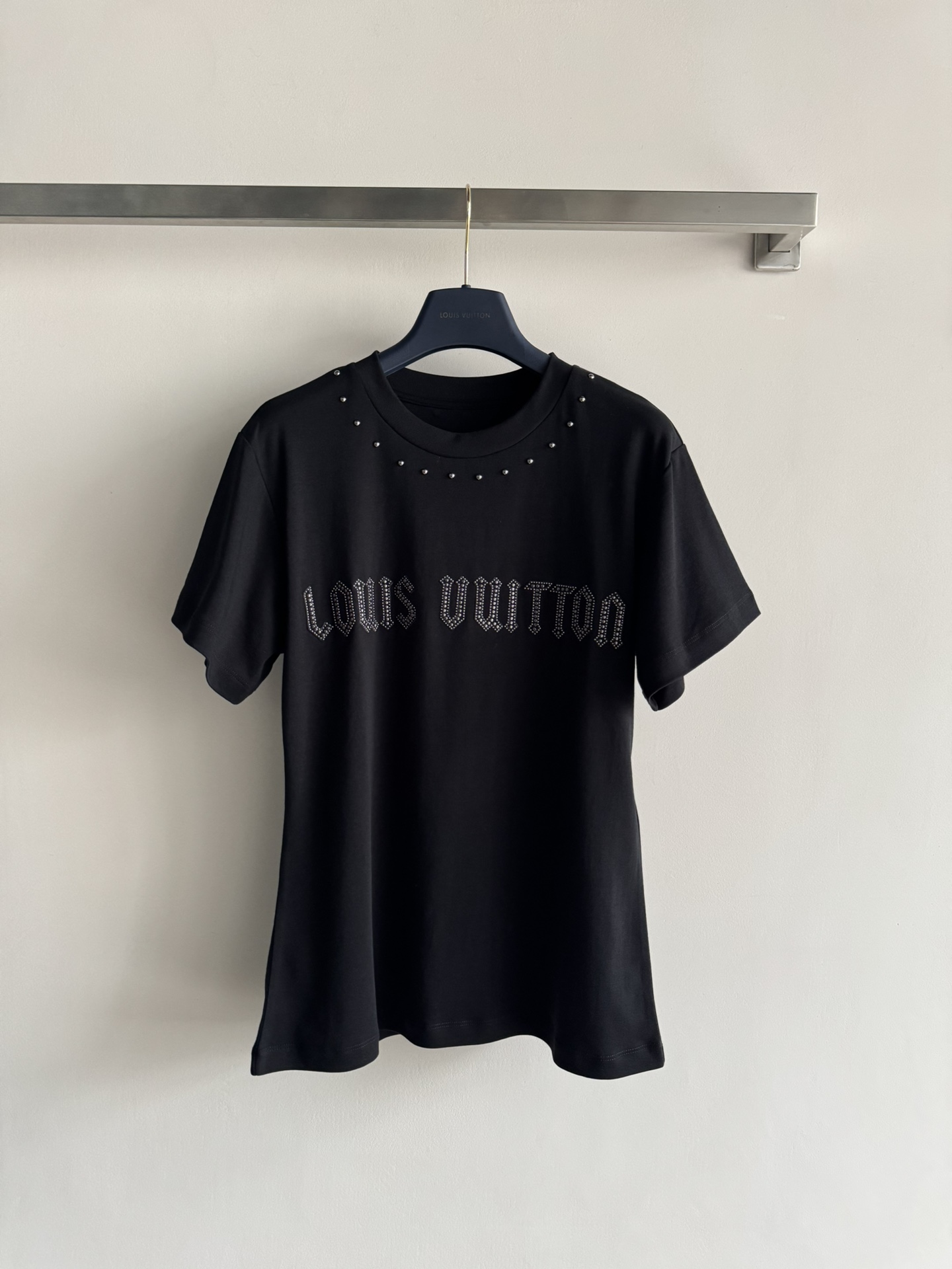NO:637815,Louis Vuitto's latest 26 early spring series short-sleeved T-shirt, heavy beading logo design, soft and breathable cotton, regular shoulder round neck, fashionable upper body, cool and versatile~SML, Louis Vuitton-clothing, louis vuitton, louis vuitton, loro piana, T-shirt, tees, t-shirt, alexander wang19860909Louis Vuitto*新款26早春系列短袖T恤,重工钉珠logo设计,棉质 柔软透气,正肩圆领常规版型,上身时髦感拉满酷帅百搭～SML,路易威登-服装,louis vuitton,louis vuitton,loro piana,T-shirt,tees，t-shirt,alexander wang,Women's clothing