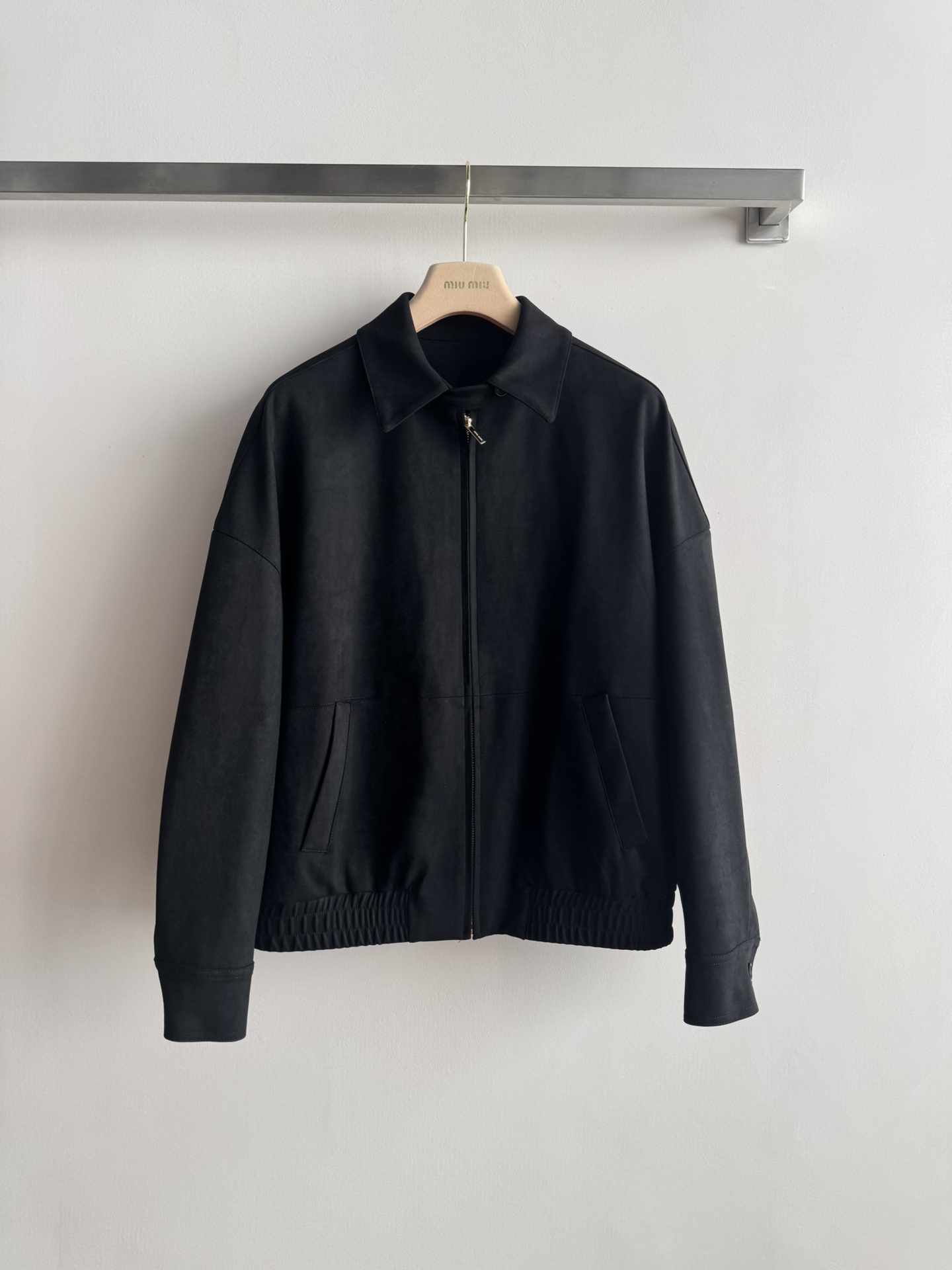 NO:637818,Miumi*26 spring and summer outer jacket is made of 100% cowhide leather, with a soft and delicate touch. It has a loose profile lapel zipper design, elastic cuffs and hem, which is comfortable, warm and simple. It is embellished with a lodo lettering leather plate on the back. It is low-key, luxurious, fashionable and versatile, and can be easily used for commuting and leisure. SML, Miumiu-clothing, loro piana, miumiu, jackets & coats, jackets & coats, alexander wang19860909Miumi*26春夏外套夹克采用百分百牛革皮面料,触感柔软细腻,宽松廓形翻领拉链设计,袖口和下摆松紧收口,舒适又保暖简约大方,背部lodo字母皮牌点缀,低调奢华时髦百搭,通勤休闲都能轻松驾驭SML,缪缪-服装,loro piana,miumiu,jackets & coats,jackets & coats,alexander wang,Women's clothing