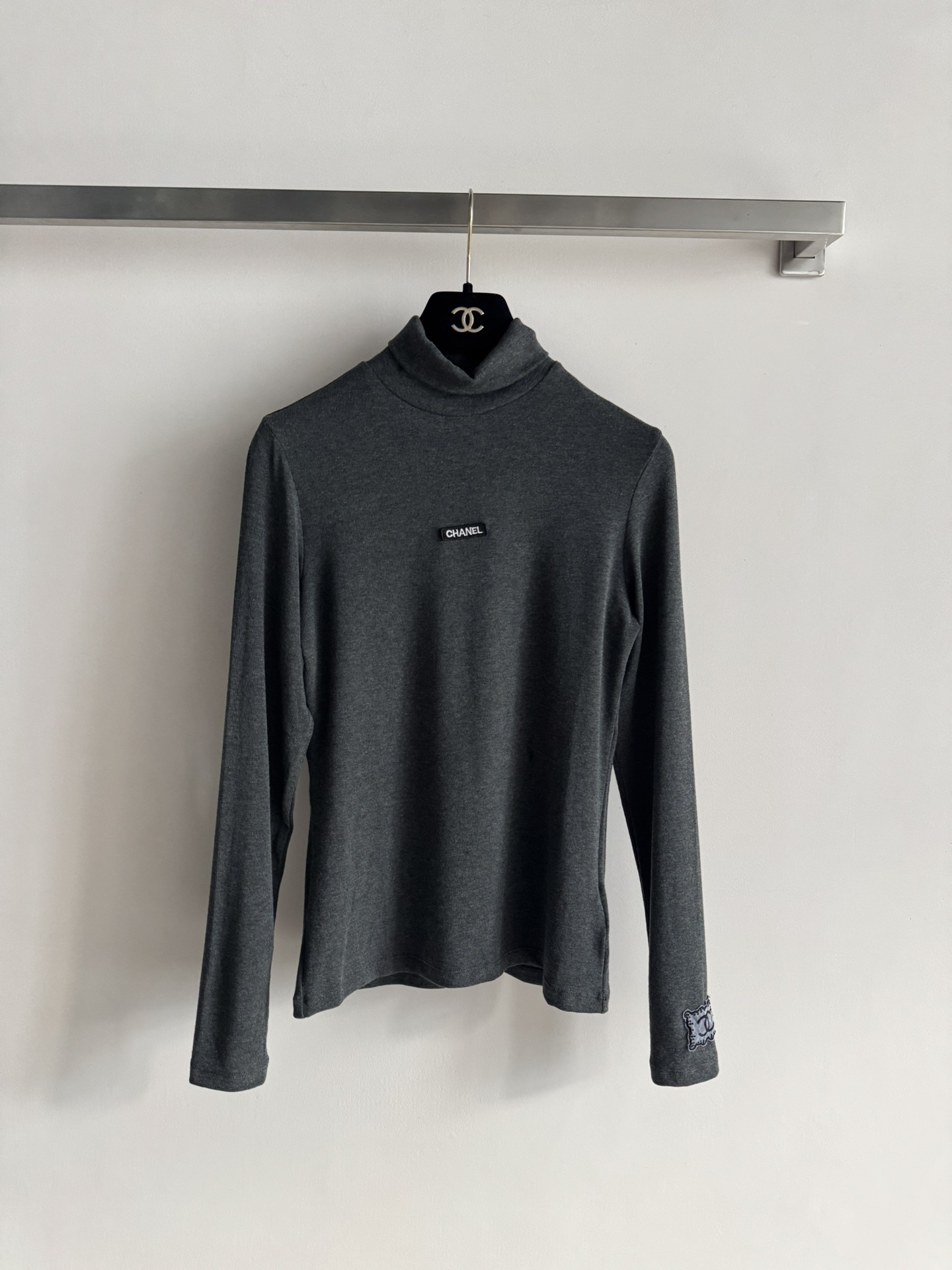 NO:650707,CHANE*25 new autumn and winter turtleneck bottoming shirt, soft knitted fabric, super comfortable and warm to wear in autumn and winter! There are classic double CLogo embroidery on the chest and cuffs, which is simple and recognizable. Slim tailoring, easily highlights the body curve, versatile whether worn alone or layered, elegant and casual style can be controlled ~ can be used for daily commuting and parties! 3 colors SML, chanel, alexander wang19860909CHANE*25新款秋冬高领打底衫,柔软针织面料,秋冬穿着超舒适又保暖!胸前和袖口有经典双CLogo刺绣,简约又有辨识度计.修身剪裁,轻松凸显身形曲线,无论单穿还是内搭都很百搭,优雅休闲风都能驾驭~日常通勤、聚会都能hold住!3色SML,,chanel,alexander wang,Women's clothing