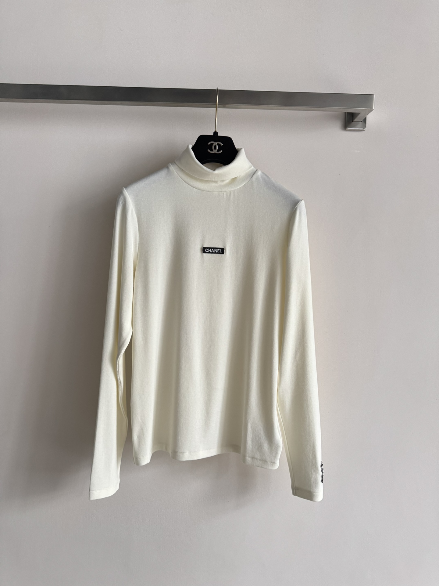 NO:650694,CHANE*25 new autumn and winter turtleneck bottoming shirt, soft knitted fabric, super comfortable and warm to wear in autumn and winter! There are classic double CLogo embroidery on the chest and cuffs, which is simple and recognizable. Slim tailoring, easily highlights the body curve, versatile whether worn alone or layered, elegant and casual style can be controlled ~ can be used for daily commuting and parties! 3 colors SML, chanel, alexander wang19860909CHANE*25新款秋冬高领打底衫,柔软针织面料,秋冬穿着超舒适又保暖!胸前和袖口有经典双CLogo刺绣,简约又有辨识度计.修身剪裁,轻松凸显身形曲线,无论单穿还是内搭都很百搭,优雅休闲风都能驾驭~日常通勤、聚会都能hold住!3色SML,,chanel,alexander wang,Women's clothing