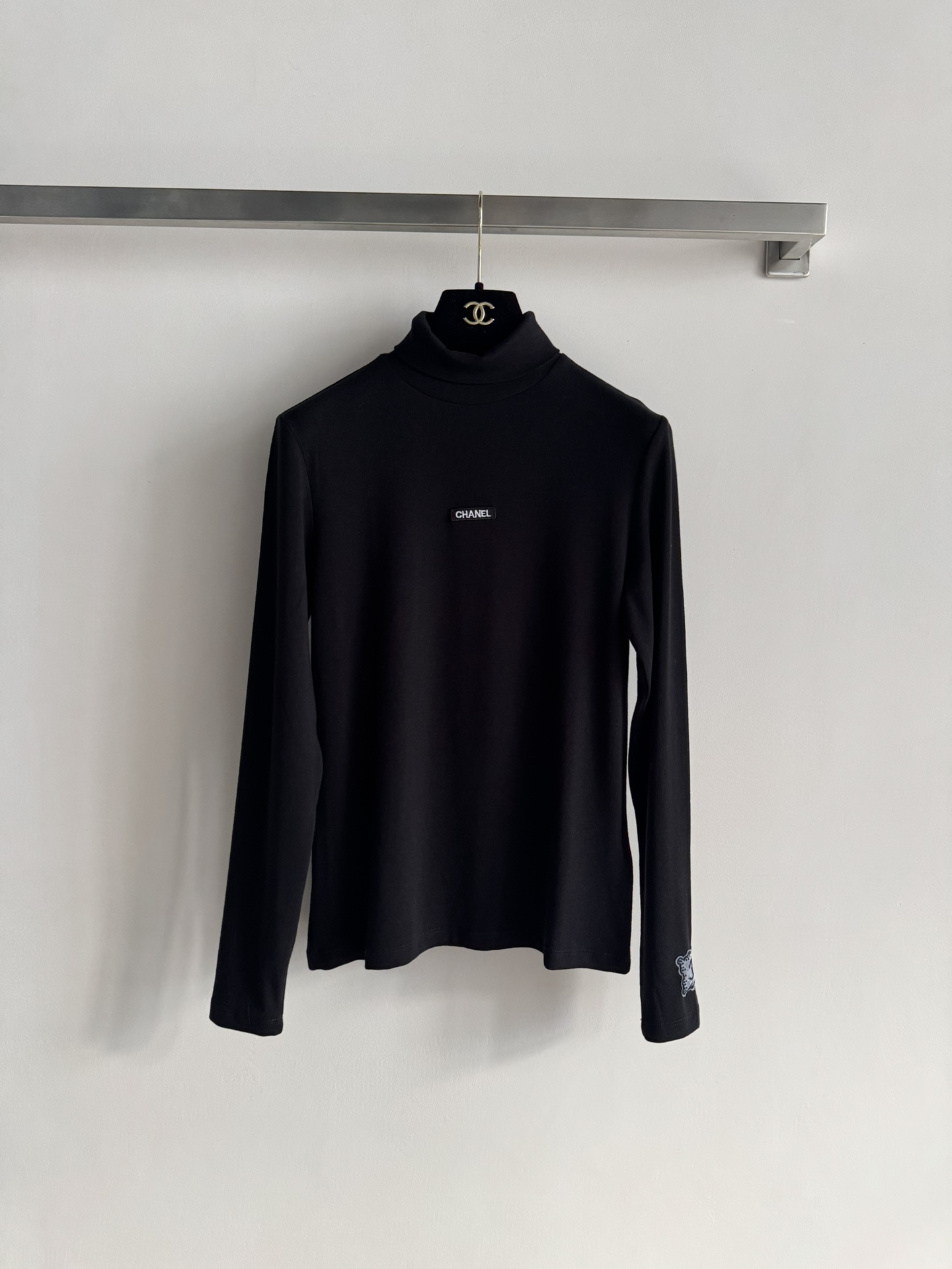 NO:650745,CHANE*25 new autumn and winter turtleneck bottoming shirt, soft knitted fabric, super comfortable and warm to wear in autumn and winter! There are classic double CLogo embroidery on the chest and cuffs, which is simple and recognizable. Slim tailoring, easily highlights the body curve, versatile whether worn alone or layered, elegant and casual style can be controlled ~ can be used for daily commuting and parties! 3 colors SML, chanel, alexander wang19860909CHANE*25新款秋冬高领打底衫,柔软针织面料,秋冬穿着超舒适又保暖!胸前和袖口有经典双CLogo刺绣,简约又有辨识度计.修身剪裁,轻松凸显身形曲线,无论单穿还是内搭都很百搭,优雅休闲风都能驾驭~日常通勤、聚会都能hold住!3色SML,,chanel,alexander wang,Women's clothing