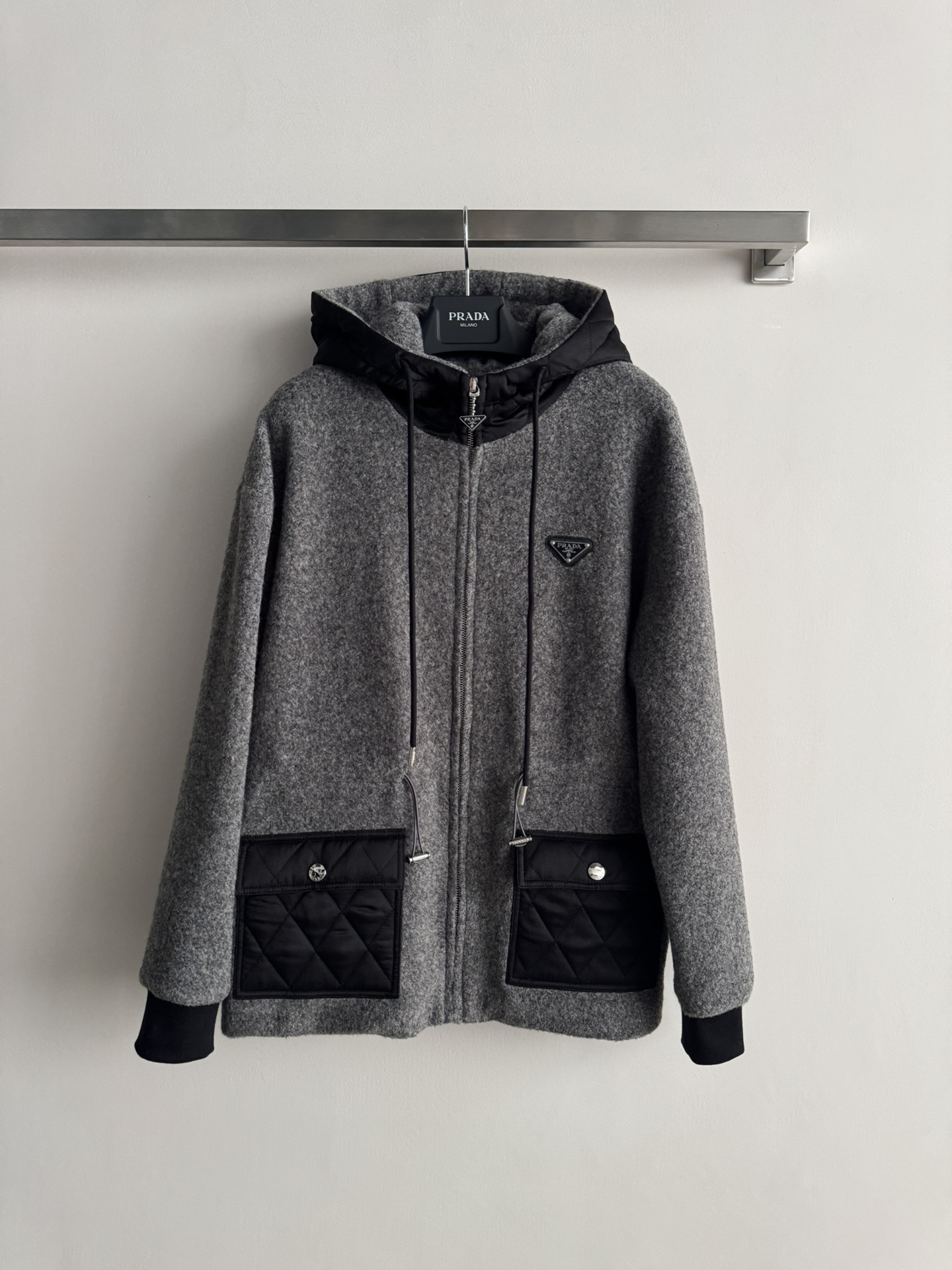 NO:650734,PRAD*25FW new hooded polar fleece jacket is completely fashionable. The hooded drawstring waist design is warm and atmospheric at the same time. It is versatile and casual, casual and casual ~ versatile and handsome style. Fashionable and simple items. 2 colors SML, prada, jackets & coats, hats, alexander wang19860909PRAD*25FW新款连帽摇粒绒外套妥妥的时髦精,连帽抽绳收腰设计,保暖的同时又有氛围感,百搭不挑人,休闲慵懒随性～百搭帅气风格,时尚简约单品2色SML,,prada,jackets & coats,hats,alexander wang,Women's clothing