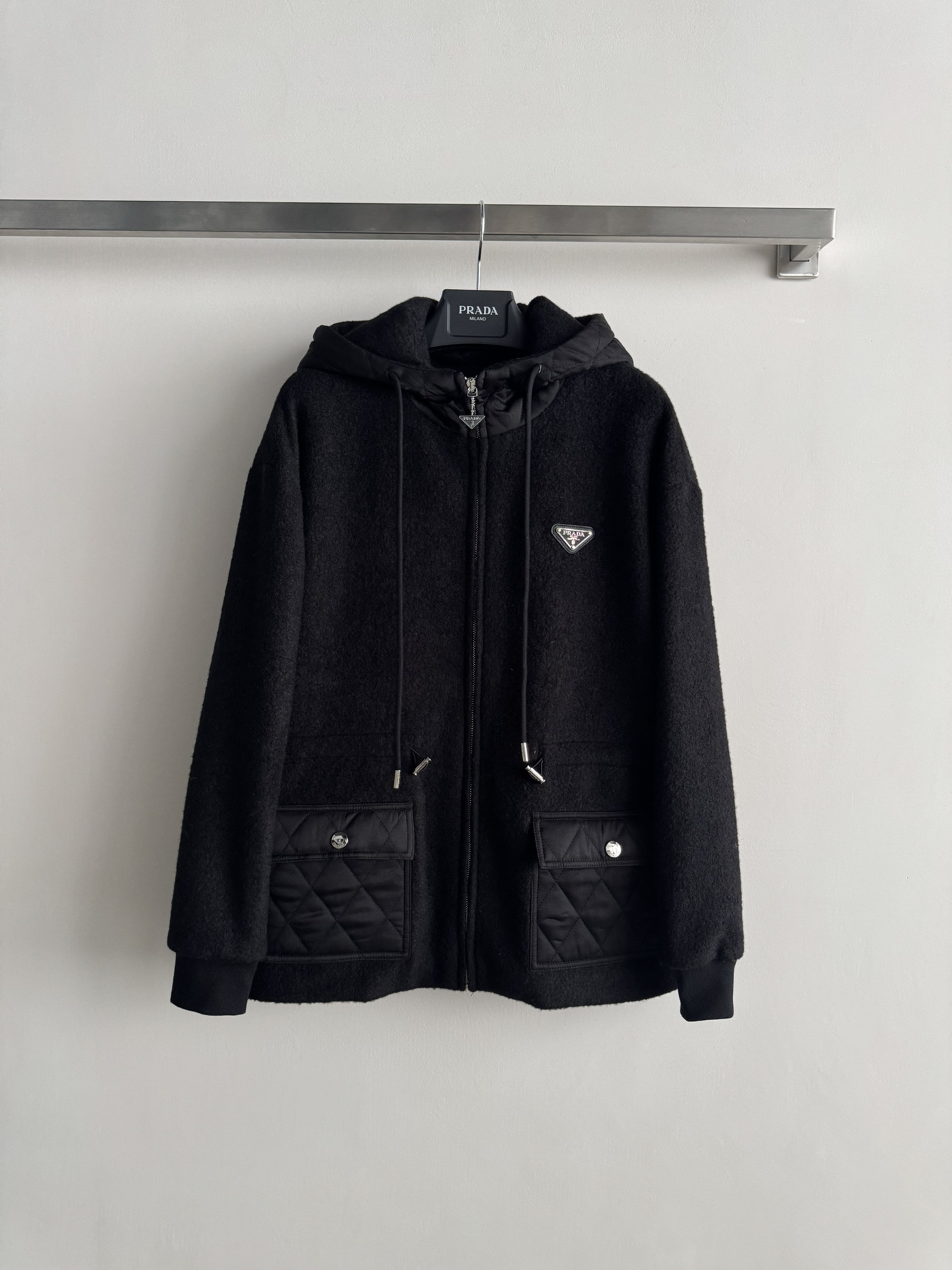 NO:650720,PRAD*25FW new hooded polar fleece jacket is completely fashionable. The hooded drawstring waist design is warm and atmospheric at the same time. It is versatile and casual, casual and casual ~ versatile and handsome style. Fashionable and simple items. 2 colors SML, prada, jackets & coats, hats, alexander wang19860909PRAD*25FW新款连帽摇粒绒外套妥妥的时髦精,连帽抽绳收腰设计,保暖的同时又有氛围感,百搭不挑人,休闲慵懒随性～百搭帅气风格,时尚简约单品2色SML,,prada,jackets & coats,hats,alexander wang,Women's clothing