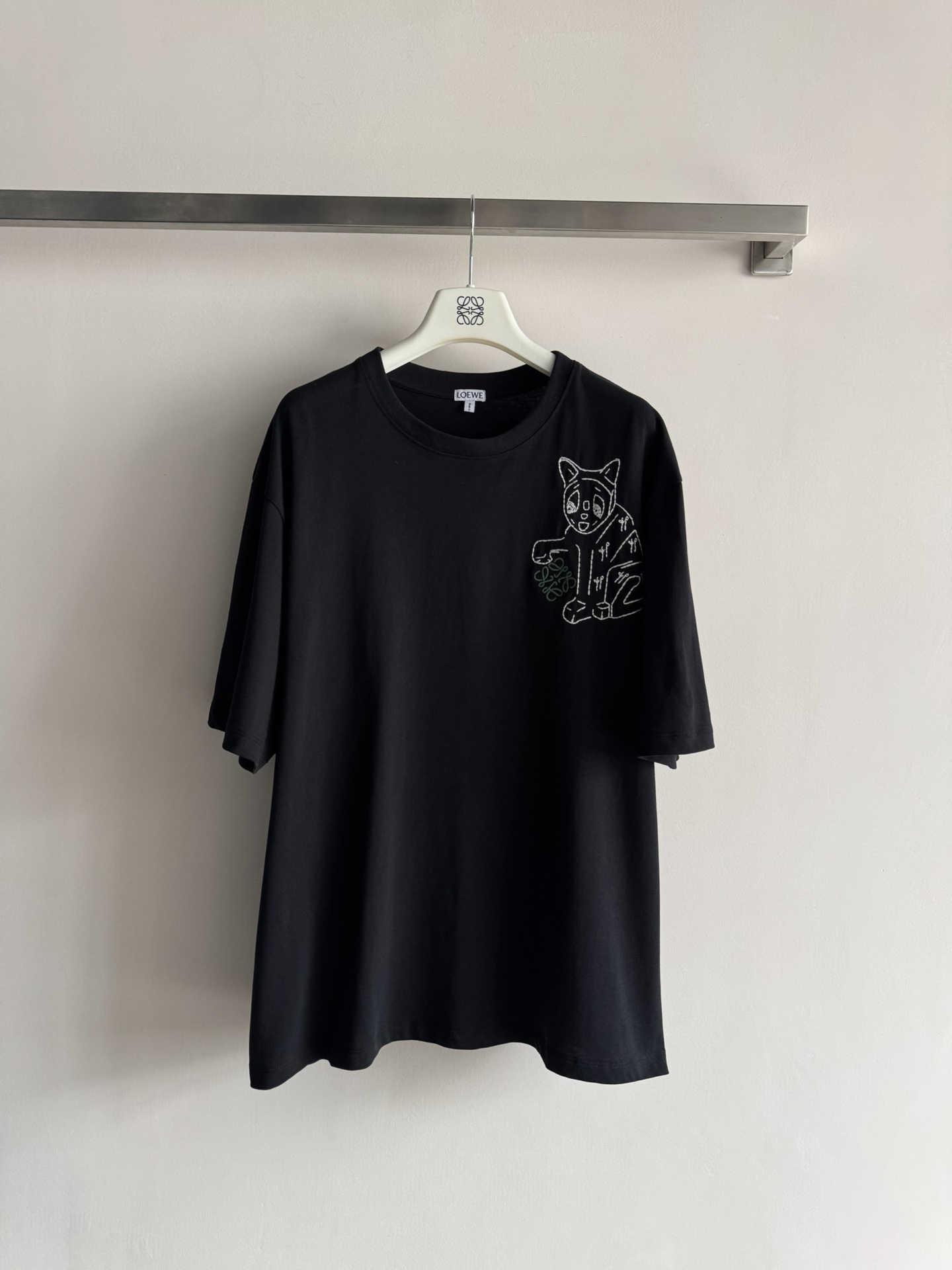 NO:650733,26 early spring Loew* co-branded new round neck embroidered T-shirt with three-dimensional cat logo embroidery on the chest. Simple but not monotonous. Classic and versatile but not outdated. The loose version is not picky!  Unisex SML, loewe, tees, t-shirt, alexander wang1986090926早春Loew*联名新款圆领刺绣T恤 胸前立体猫咪logo刺绣 简约但不单调 经典百搭不过时 宽松版型不挑人！男女同款 SML,,loewe,tees，t-shirt,alexander wang,Women's clothing