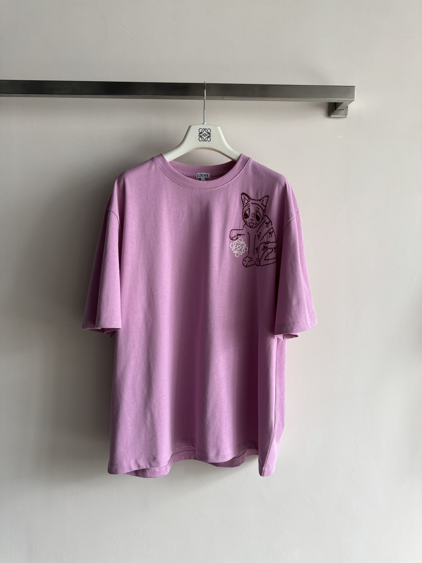 NO:638114,26 early spring Loew* co-branded new round neck embroidered T-shirt with three-dimensional cat logo embroidery on the chest. Simple but not monotonous. Classic and versatile but not outdated. The loose version is not picky!  Unisex SML!  ,Loewe-clothing,loewe,loewe,tees,t-shirt,alexander wang1986090926早春Loew*联名新款圆领刺绣T恤 胸前立体猫咪logo刺绣 简约但不单调 经典百搭不过时 宽松版型不挑人！男女同款 SML！,罗意威-服装,loewe,loewe,tees，t-shirt,alexander wang,Women's clothing
