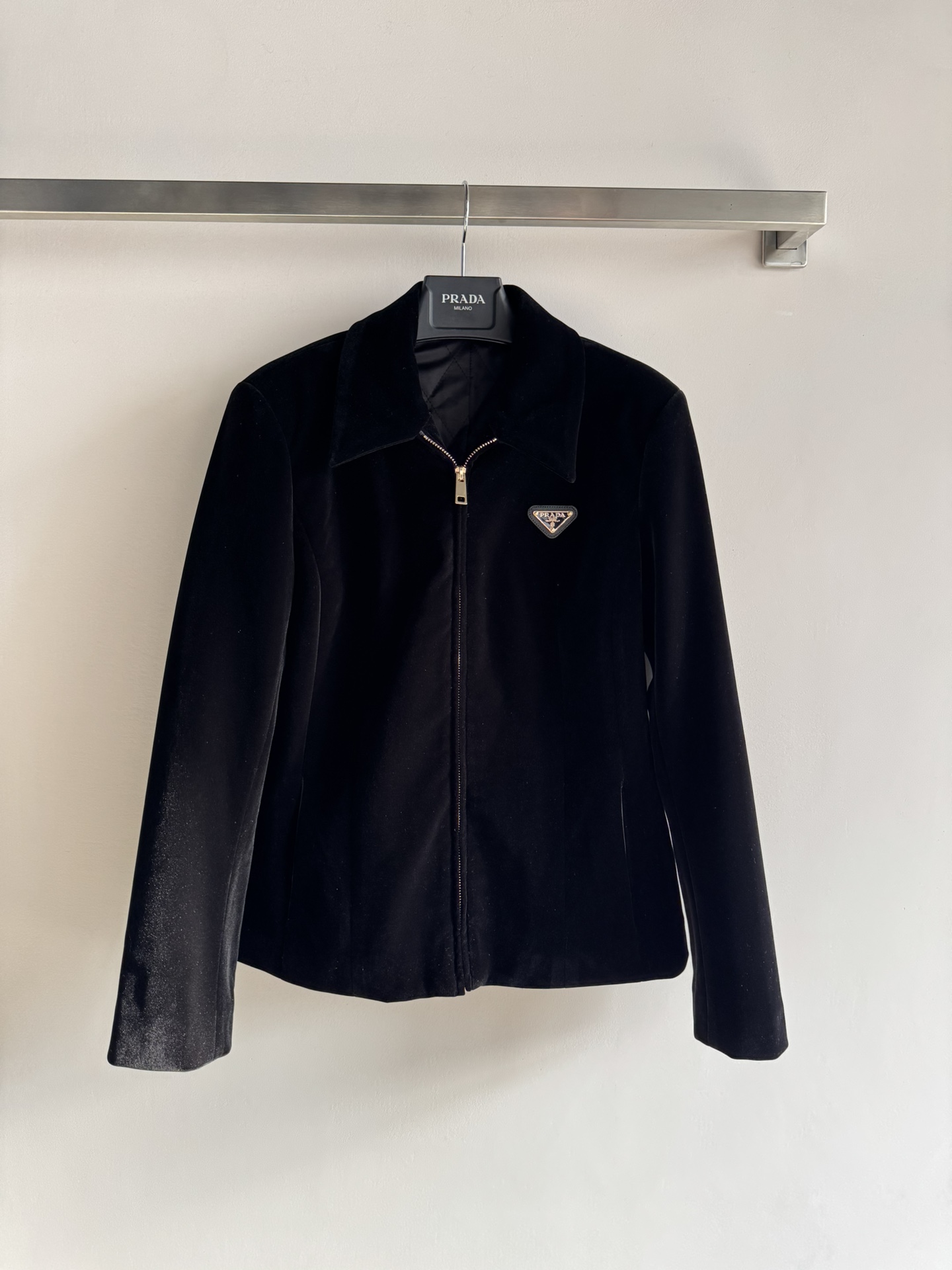 NO:638110,New PRAD*26 early spring new lapel velvet jacket, black velvet with high-quality zipper closure, retro metal inverted triangle logo embellishment, super slim fit. It is recommended to match with the same series of skirts. A set of top-notch tops, super easy to control, elegant yet handsome SML, Prada-clothing, loro piana, prada, prada, skirts, jackets & coats, alexander wang19860909新款PRAD*26早春新款翻领丝绒外套黑色丝绒高级感拉满配金色拉链开合复古金属倒三角标Logo点缀版型超级显瘦 推荐搭配同系列半裙 一套上身绝绝子 超级好驾驭 优雅不失帅气SML,普拉达-服装,loro piana,prada,prada,skirts,jackets & coats,alexander wang,Women's clothing