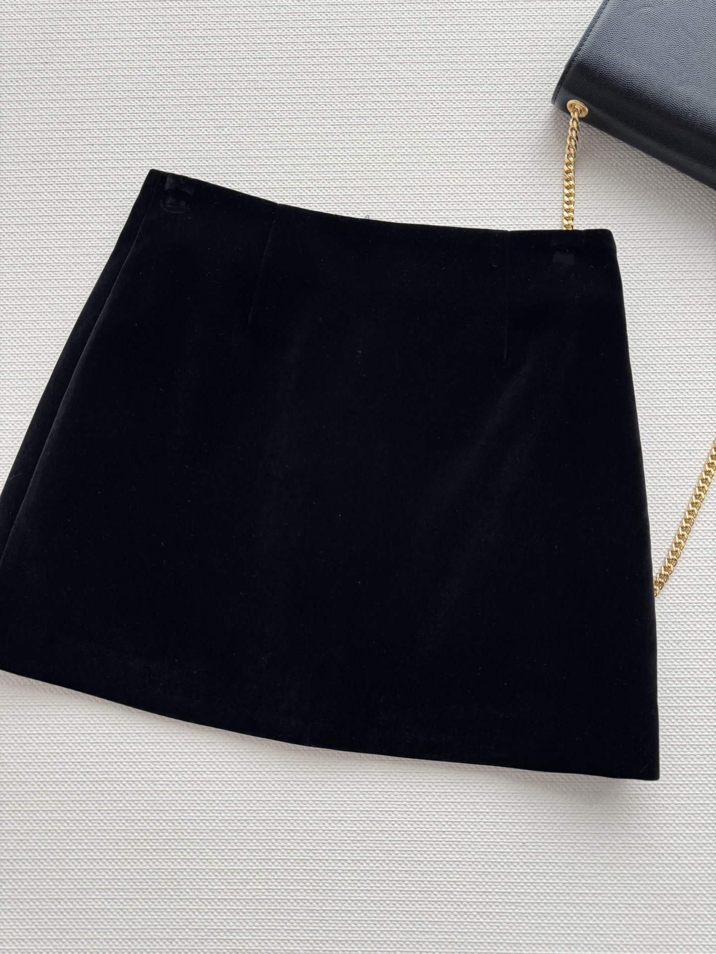 NO:638112,Prad*26 new early spring velvet skirt has an A-line shape that is three-dimensional and stylish. The upper body has a sense of luxury and the high-waisted design is tolerant. The small A-swing shows off the legs, which are slender and super slim. Whether paired with a sweater, a shirt, or a series of coats, it is a perfect bonus item. SML, Prada-clothing, loro piana, prada, prada, skirts, jackets & coats, sweaters, alexander wang19860909Prad*26早春新款丝绒半裙A字版型立体有型 上身自带高级感高腰设计包容性好,小A摆巨显腿细长超显瘦无论搭配毛衣或衬衣 还是系列外套都是妥妥的加分项单品SML,普拉达-服装,loro piana,prada,prada,skirts,jackets & coats,sweaters,alexander wang,Women's clothing