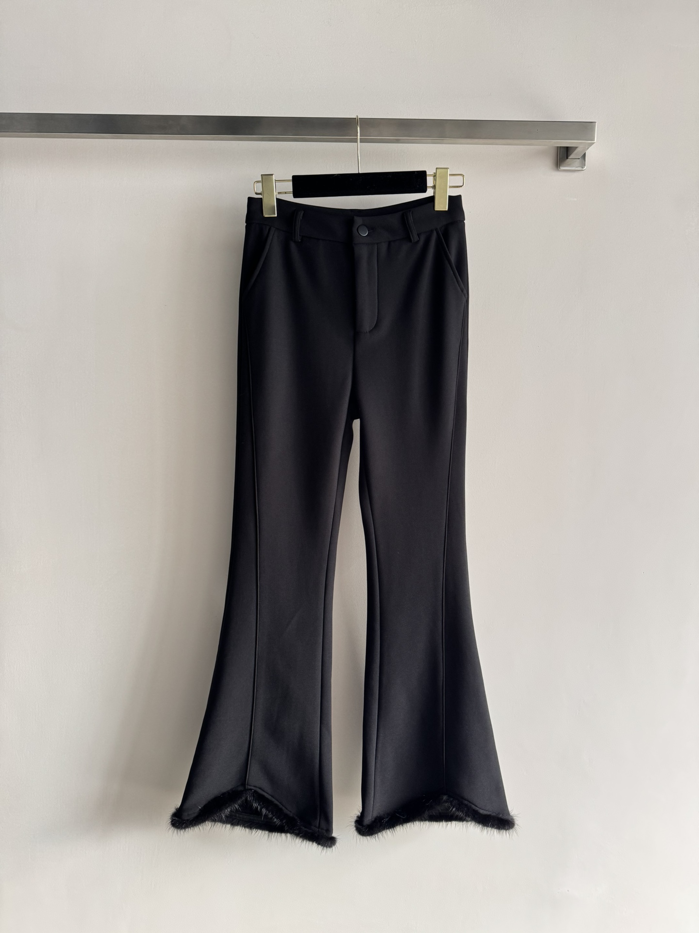 NO:650691,25 new style velvet boot-cut pants, classic high-waist design + velvet boot-cut trousers, modifying the legs to look slimmer! Comfortable and not tight, suitable for daily commuting or leisure. Paired with a short top or thick-soled shoes, you can easily create the golden ratio of 30 to 70 points, perfect fashion sense! SML,,gold,alexander wang1986090925新款加绒微喇裤,经典高腰设计+丝绒微喇裤脚,修饰腿型超显瘦!穿着舒适不紧绷,日常通勤或休闲都很适合.搭配短款上衣或厚底鞋,轻松打造三七分黄金比例,时髦感满分!SML,,gold,alexander wang,Women's clothing