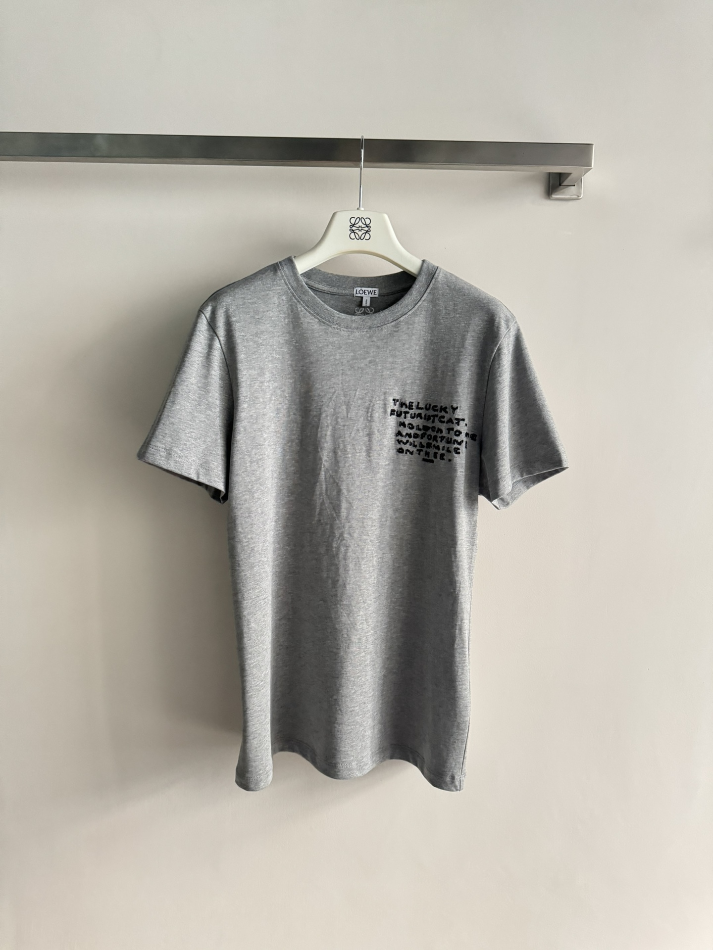 NO:638102,LOEW*26 early spring Louis Wain co-branded short-sleeved T-shirt, made of gray cotton, breathable and comfortable, super friendly for daily wear! It has the words 'The Lucky But Unlucky Cat' printed on the chest, inspired by the British illustrator Louis Wain, full of artistic sense. It has a loose fit, the same style for men and women, it is OK to wear alone or layered, and it is easy to create casual street style. SML, Loewe-clothing, louis vuitton, loro  piana,loewe,loewe,T-shirt,tees，t-shirt,alexander wang19860909LOEW*26早春Louis Wain联名短袖T恤,灰色纯棉材质,透气舒适,日常穿搭超友好!胸前印有“The Lucky But Unlucky Cat”字样,灵感来自英国插画家Louis Wain,艺术感满满 宽松版型,男女同款,单穿或内搭都很OK,休闲街头风轻松拿捏计.SML,罗意威-服装,louis vuitton,loro piana,loewe,loewe,T-shirt,tees，t-shirt,alexander wang,Women's clothing