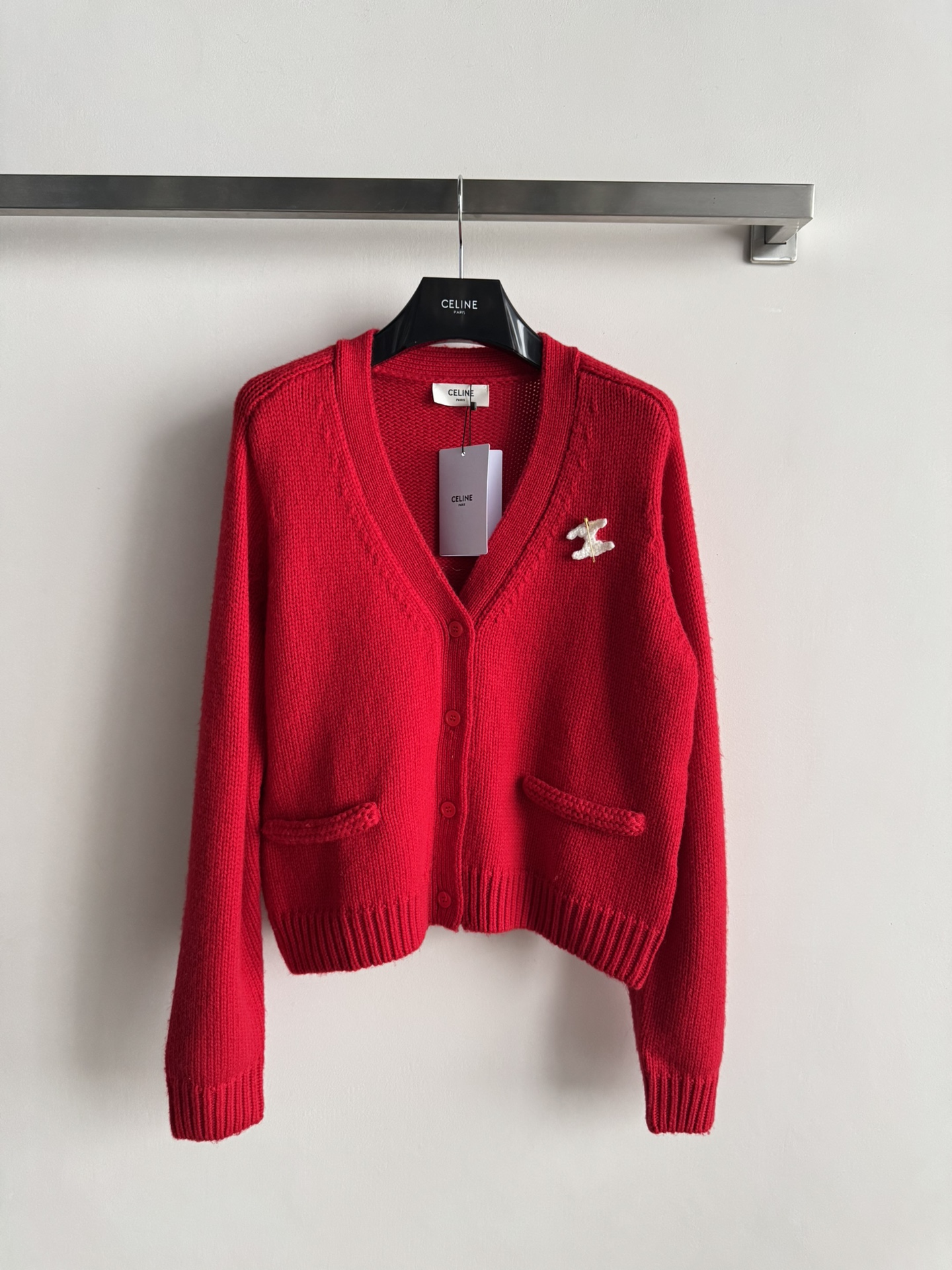 NO:638096,CELIN* new wool cardigan, V-neck + single-breasted design, the brooch logo on the chest is very recognizable! The knitted texture is delicate and soft to the touch. It is super comfortable to wear in autumn and winter. The version is very friendly to little people and is very tolerant!  Easily create a 30-70 ratio. Wear a turtleneck or a shirt inside, and wear suit pants or a skirt outside. You can switch between elegant and casual at will, especially suitable for Christmas and New Year~SML, Celine-clothing, celine, celine, loro piana, skirts, shirts, business suit, alexander wang19860909CELIN*新款羊毛开衫,V领+单排扣设计,胸前别针Logo超有辨识度!针织纹理细腻,触感软糯,秋冬穿超舒服,版型对小个子很友好,包容性好！轻松打造三七分比例.内搭高领或衬衫,外搭西装裤or半裙,优雅休闲随心切换特别适合圣诞过年穿搭～SML,赛琳-服装,celine,celine,loro piana,skirts,shirts,business suit,alexander wang,Women's clothing