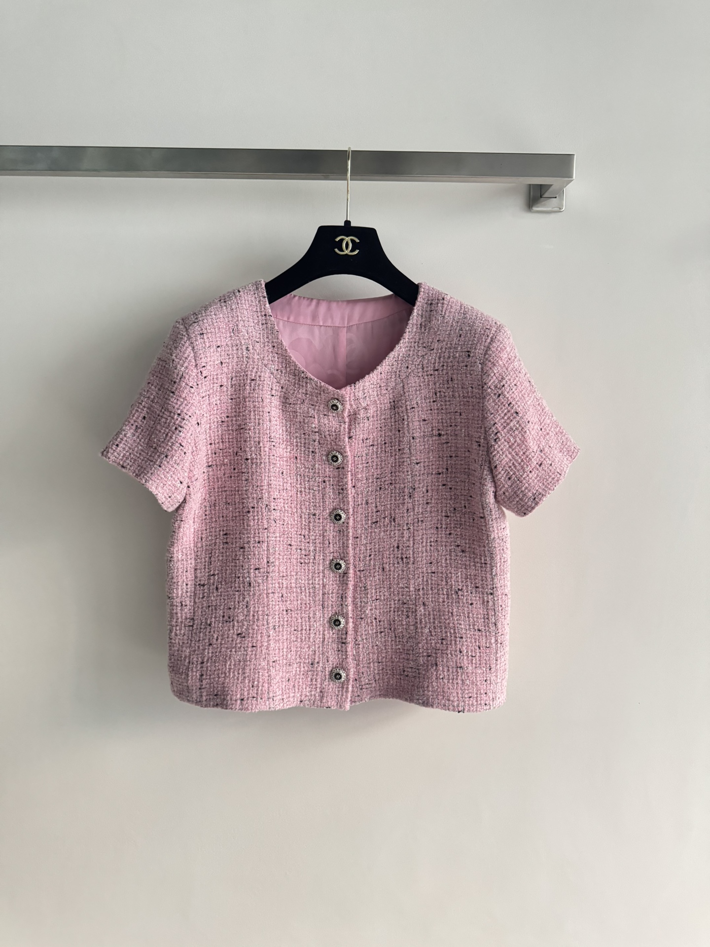 NO:651876,CHANE* Autumn and Winter 25K series pink tweed short-sleeved top, classic tweed material, matte pink super soft, black buttons embellished with details. Round neck short-sleeved design, elegant and casual, looks great with the same series of gauze skirts or trousers! The tweed is warm and textured, perfect for autumn and winter. Exquisite craftsmanship + unique design, easy to create French high-end outfits. SML,,chanel,skirts,T-shirt,alexander wang19860909CHANE*秋冬25K系列粉色粗花呢短袖上衣,经典粗花呢材质,雾粉色超温柔,黑色纽扣点缀细节感满满计.圆领短袖设计,优雅又休闲,搭配同系列纱裙或裤装都很出彩!粗花呢保暖又有质感,秋冬穿超合适.精致工艺+独特设计,轻松打造法式高级感穿搭.SML,,chanel,skirts,T-shirt,alexander wang,Women's clothing