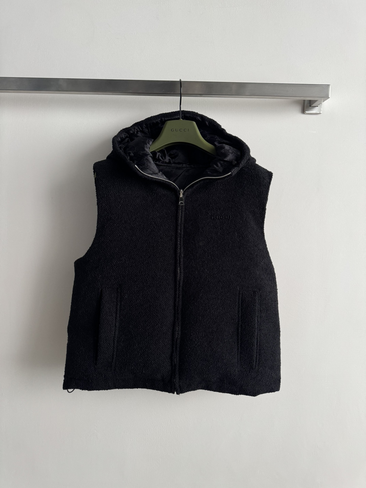 NO:638093,GUCC*25 new autumn and winter wool vest has the exquisite elegance of a GG presbyopic vest on one side. On the other side is a polar fleece vest for casual resting. The double-sided design solves the troubles of matching. Pair it with a knitted sweater, which has a sweet and cool feeling. Pair it with shorts and socks and boots, and you can switch between gentleness and sassiness. Super high temperament and versatile style SML, Gucci-clothing, gucci, gucci, loro piana, boots, shorts, sweaters, alexander  wang19860909GUCC*25秋冬新款羊毛马甲一面是满印GG老花马甲的精致贵气.一面是摇粒绒马甲休息随性,双面设计解决搭配烦恼 内搭针织毛衣,甜酷感拉满,搭配短裤配袜靴的小心机温柔与飒爽间肆意切换,超高气质百搭款SML,古驰-服装,gucci,gucci,loro piana,boots,shorts,sweaters,alexander wang,Women's clothing