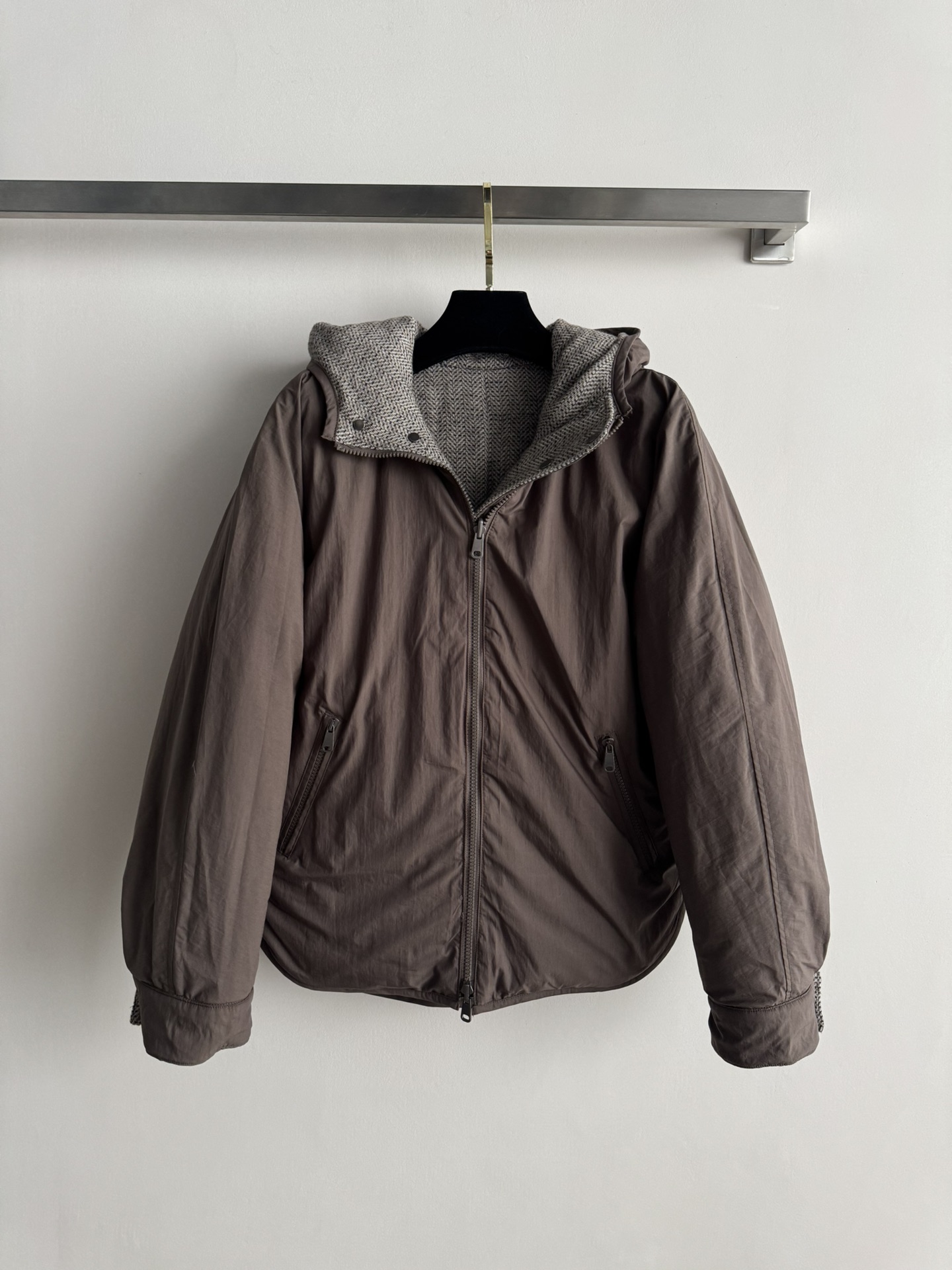 NO:638087,Brunell*Cucinell*25 autumn and winter hooded double-sided down jacket. It adopts mocha color herringbone and variegated spot patterns. It is made of virgin wool and mulberry silk blend and feels soft and delicate. Hooded design + front button closure. There is a zipper design at the bottom. Simple and practical, double-sided and more practical. Elegant and versatile, it is suitable for daily or outdoor use in autumn and winter. SML-, women's clothing, brunello cucinelli, down jacket, hats, alexander wang19860909Brunell*Cucinell*25秋冬连帽双面羽绒服 采用摩卡色人字纹和杂色斑点图案 使用初剪羊毛与桑蚕丝混纺触感柔软细腻连帽设计+正面纽扣开合 底部有拉链设计 简约实用双面可穿实用性更强 优雅百搭秋冬日常或户外都很适合SML-,女装,brunello cucinelli,down jacket,hats,alexander wang,Women's clothing