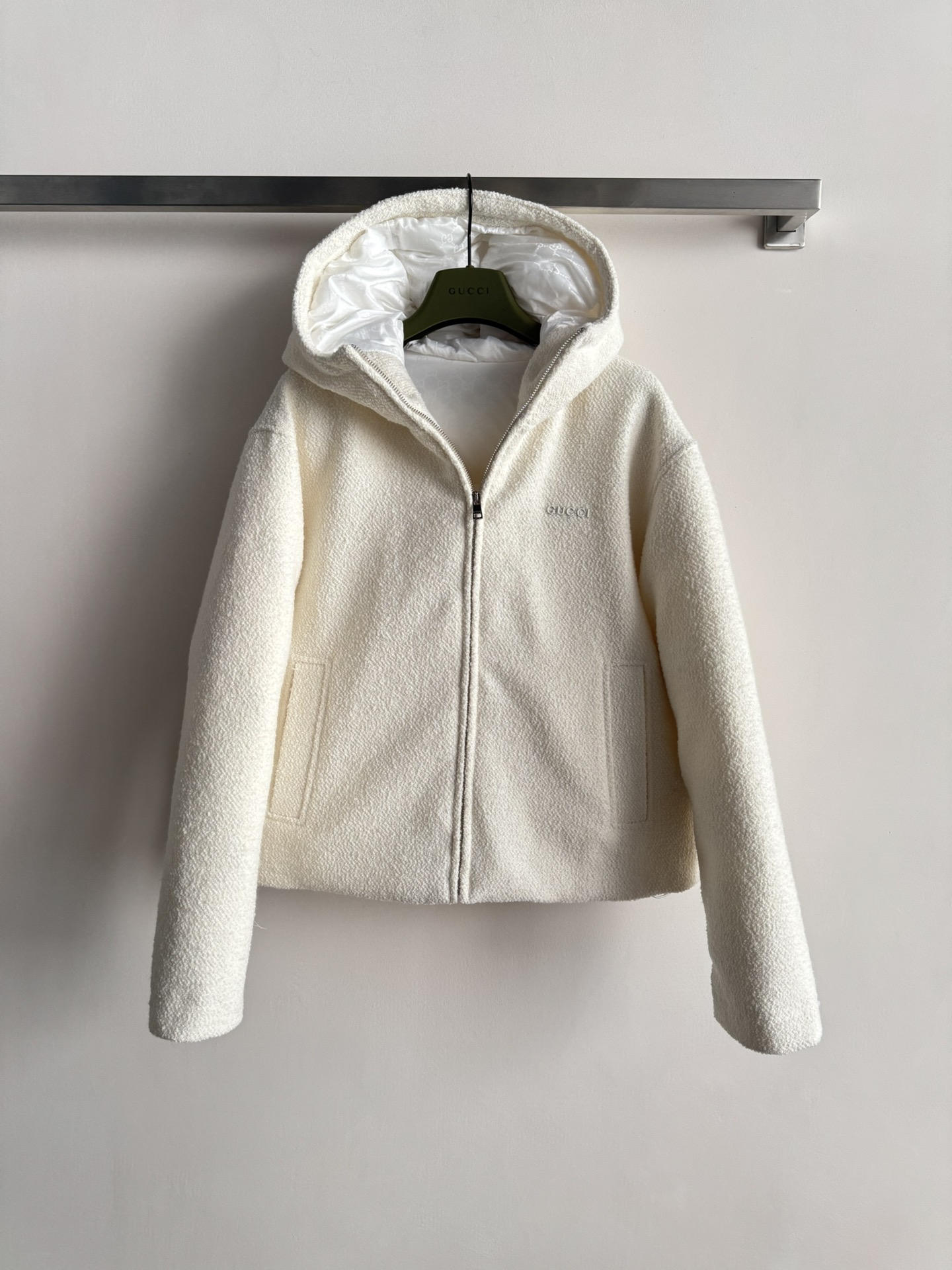 NO:638090,Gucc*25 new autumn and winter zippered hooded wool cotton jacket. The soft and cute style of wearing a milky white hooded jacket in winter is so annoying to me. I rely on this milky hooded jacket to keep me cool!  Put it on and transform directly into a soft and cute baby, which is very age-reducing ~ very thick and warm. SML, Gucci-clothing, gucci, gucci, loro piana, jackets & coats, hats, alexander wang19860909Gucc*25秋冬新款拉链连帽羊毛棉服 冬日软萌系穿搭奶白连帽外套太戳我了,降温就靠这件奶呼呼的连帽外套续命！穿上直接变身软萌崽,非常减龄～很厚实保暖性很好SML,古驰-服装,gucci,gucci,loro piana,jackets & coats,hats,alexander wang,Women's clothing