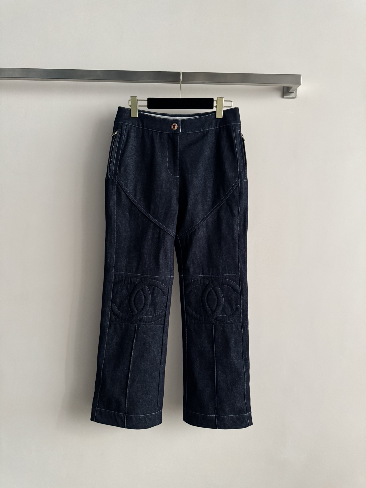 NO:638540,CHANE*25FW new series of denim ski pants are divided into three-dimensional shapes with three-dimensional stitching. They are more layered and have double C logo embossing on the knees to highlight the brand recognition. The overall shape is high-waisted and straight. It is closed with a single metal button and has diagonal zipper pockets on both sides. It is convenient and practical. It allows you to easily highlight your sense of luxury in winter. SML-, Chanel-clothing, chanel, chanel, alexander wang19860909CHANE*25FW新款系列牛仔滑雪裤裤身通过立体缝线分割造型 更有层次感膝盖部位有双C标志压纹彰显品牌辨识度 整体呈高腰直筒版型 单粒金属纽扣闭合,两侧设斜插拉链口袋便捷实用 让你在冬日里也能轻松凸显高级感SML-,香奈儿-服装,chanel,chanel,alexander wang,Women's clothing