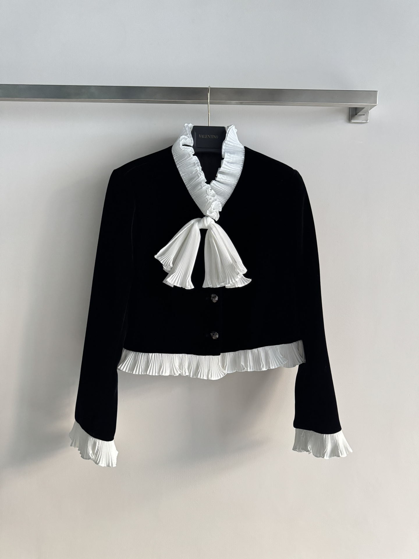 NO:638541,Valentin*25 new autumn and winter style French elegant velvet suit. The imported silk velvet fabric feels delicate and soft. The jacket is designed with a romantic lace bow tie. It is decorated with a row of exquisite buttons. It is elegant and elegant. When paired with a skirt, the upper body feels noble and full of high-end feeling. SML!  ,Valentino-clothing,valentino,valentino,skirts,jackets & coats,real silk,alexander wang19860909Valentin*25秋冬新款 法式优雅丝绒套装 进口真丝丝绒面料手感细腻柔软 外套浪漫花边蝴蝶结领设计 搭配一排扣精致纽扣装饰 典雅大气 与半身裙一套上身贵气感拉满满满的高级感 SML！,华伦天奴-服装,valentino,valentino,skirts,jackets & coats,real silk,alexander wang,Women's clothing