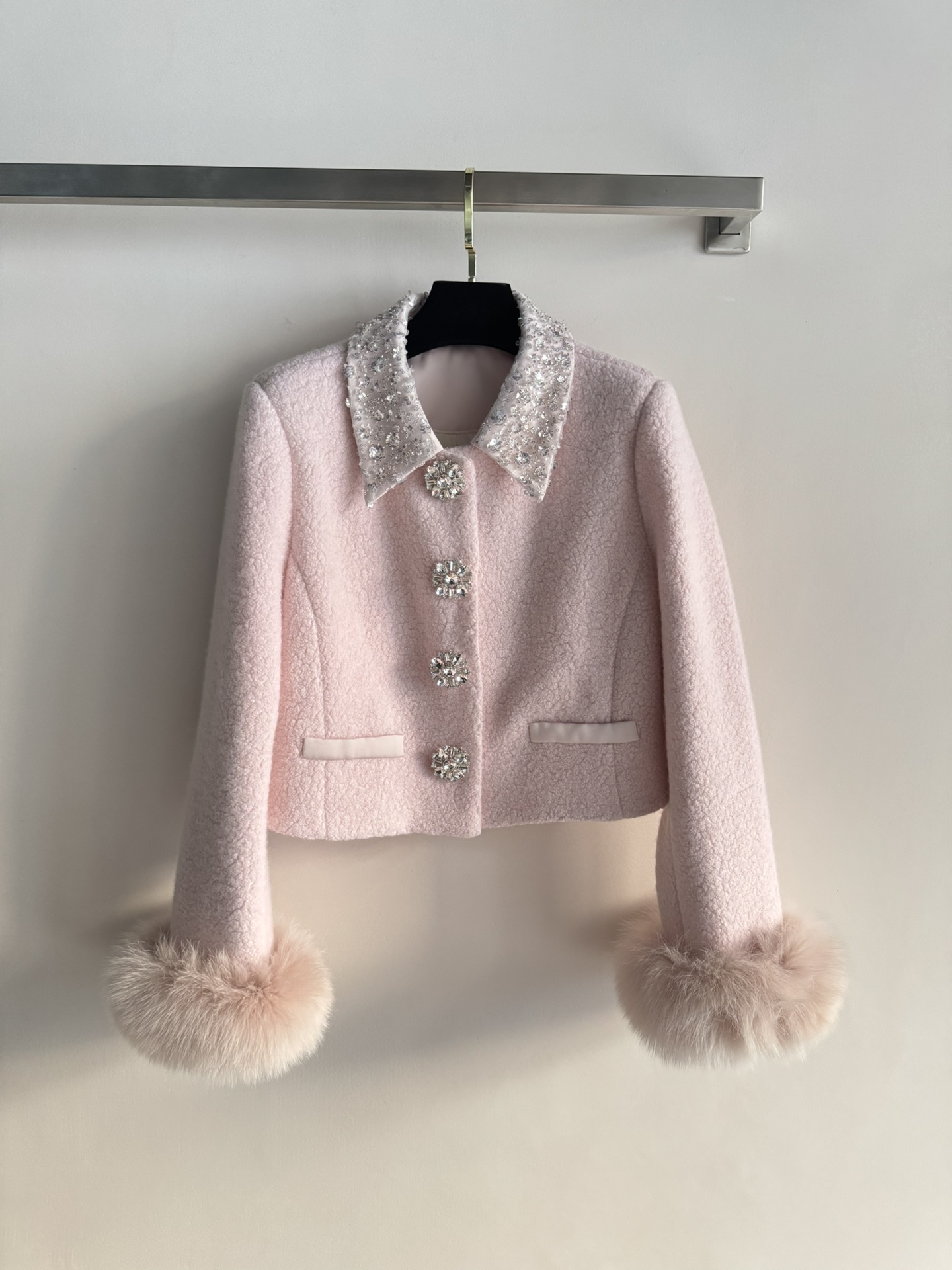 NO:652947,The new 25FW pink mini-style suit has a gauze sequined lapel design and is decorated with a row of exquisite heavy-duty buttons. The cuffs are detachable. The details are processed and the short version heightens the body proportions. Paired with a skirt of the same style, the top is absolutely stunning. It is simply the outfit of a rich man's daughter ~ the upper body is smart and elegant to reduce age!  This pink color is very white and has the aura of a celebrity. In addition, the overall color system is also a must-have for super-beautiful fairies~SML,,skirts,alexander wang1986090925FW新款 粉色小香风套装 纱网亮片翻领设计 配上一排精致重工纽扣点缀 袖口可拆卸毛毛 细节处理及好小短款的版型拉高了身材比例,搭配同款半身裙一套上身绝绝子 简直是财阀千金穿搭～上身减龄灵动又不失优雅甜美！这个粉色非常显白穿出名媛气质 加上整体色系也是治愈超美的白富美必入～SML,,skirts,alexander wang,Women's clothing