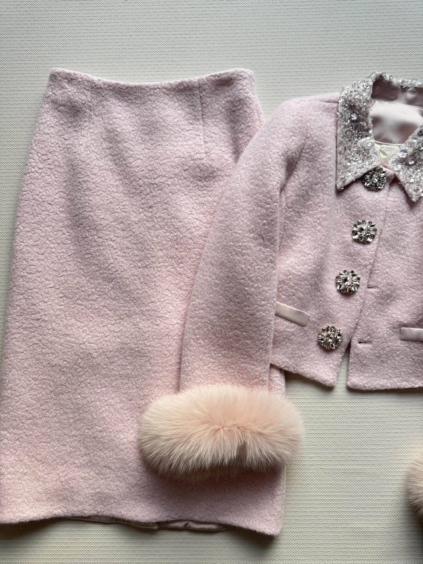 NO:638543,The new 25FW pink mini-style suit has a gauze sequined lapel design and is decorated with a row of exquisite heavy-duty buttons. The cuffs are detachable. The details are processed and the short version heightens the body proportions. Paired with a skirt of the same style, the top is absolutely stunning. It is simply the outfit of a rich man's daughter ~ the upper body is smart and elegant to reduce age!  This pink color is very white and has the aura of a celebrity. In addition, the overall color is also a cure for super beautiful white and rich women. It is a must-have ~ SML, Chanel-clothing, chanel, loro piana, skirts, alexander wang1986090925FW新款 粉色小香风套装 纱网亮片翻领设计 配上一排精致重工纽扣点缀 袖口可拆卸毛毛 细节处理及好小短款的版型拉高了身材比例,搭配同款半身裙一套上身绝绝子 简直是财阀千金穿搭～上身减龄灵动又不失优雅甜美！这个粉色非常显白穿出名媛气质 加上整体色系也是治愈超美的白富美必入～SML,香奈儿-服装,chanel,loro piana,skirts,alexander wang,Women's clothing