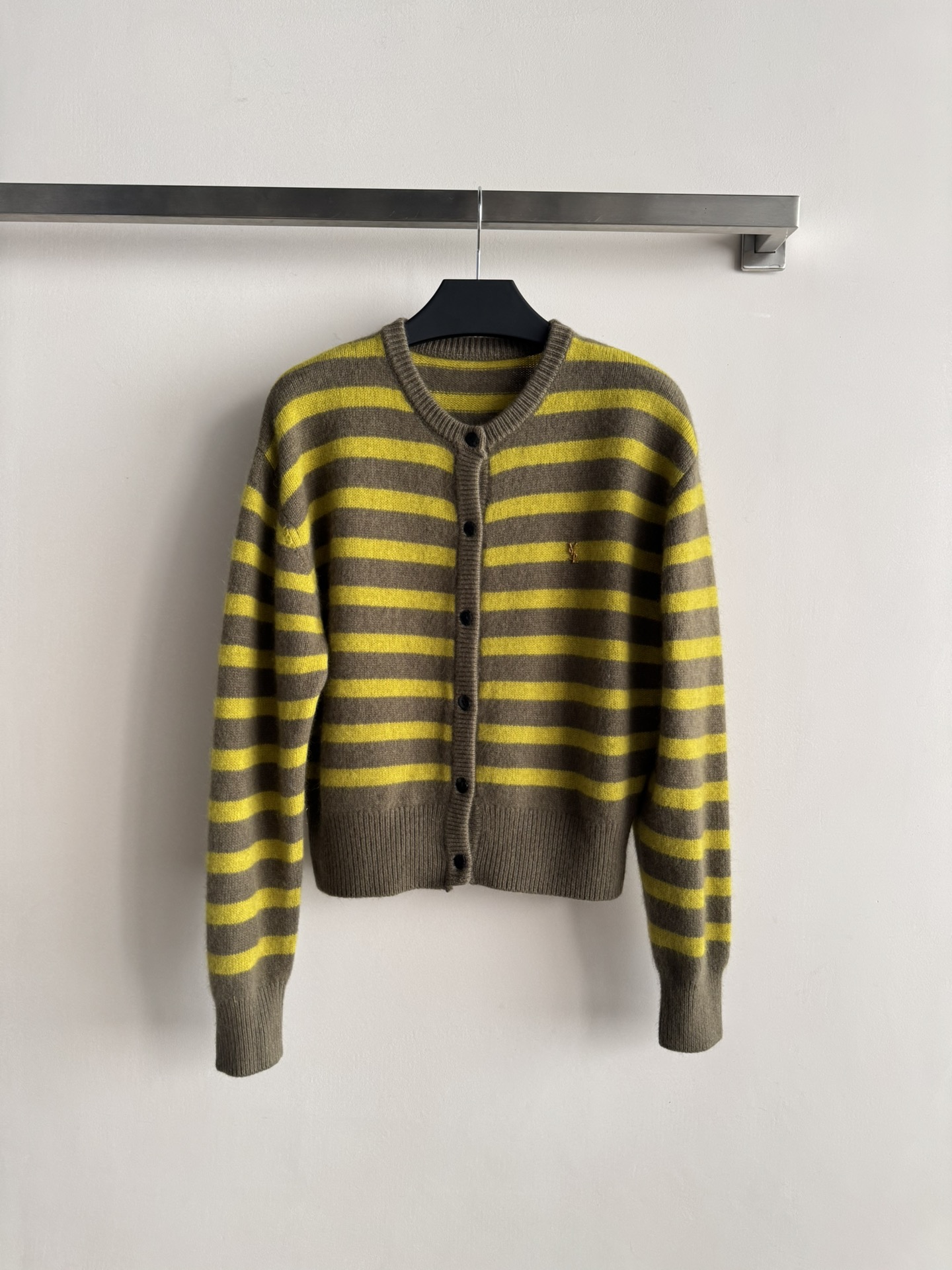 NO:638534,Saint Lauren*25 autumn and winter retro striped cardigan cashmere blend material is soft and comfortable. The loose fit adopts a round neck and one-row button design. Simple and fashionable. Classic and versatile, the ribbed hem is not easy to deform. It can be easily used for commuting and leisure. One size fits all, Saint Laurent-Clothing, saint laurent, saint laurent, alexander wang19860909Saint Lauren*25秋冬复古条纹开衫羊绒混纺材质软糯舒适 宽松版型采用圆领一排扣设计 简约又时髦 经典百搭不挑人,下摆罗纹收口不易变形 通勤休闲都能轻松驾驭均码,圣罗兰-服装,saint laurent,saint laurent,alexander wang,Women's clothing