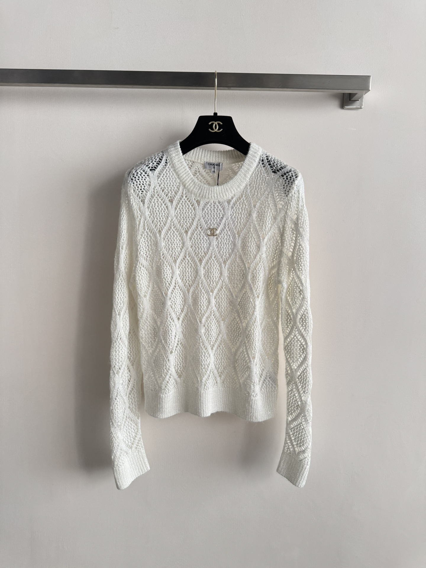 NO:654405,CHANE*26 early spring new long-sleeved top blended fabric feels soft, the upper body is comfortable and textured, hollow pattern design, light and breathable, double C embellishment on the chest, looks great with skirts or denim trousers, looks good no matter how you match it. Three-color SML, chanel, skirts, alexander wang19860909CHANE*26早春新款长袖上衣混纺面料手感柔软,上身舒适超有质感,镂空花纹设计,轻薄透气,胸前双C点缀,搭配半裙或牛仔长裤都很出彩,怎么搭都好看三色SML,,chanel,skirts,alexander wang,Women's clothing