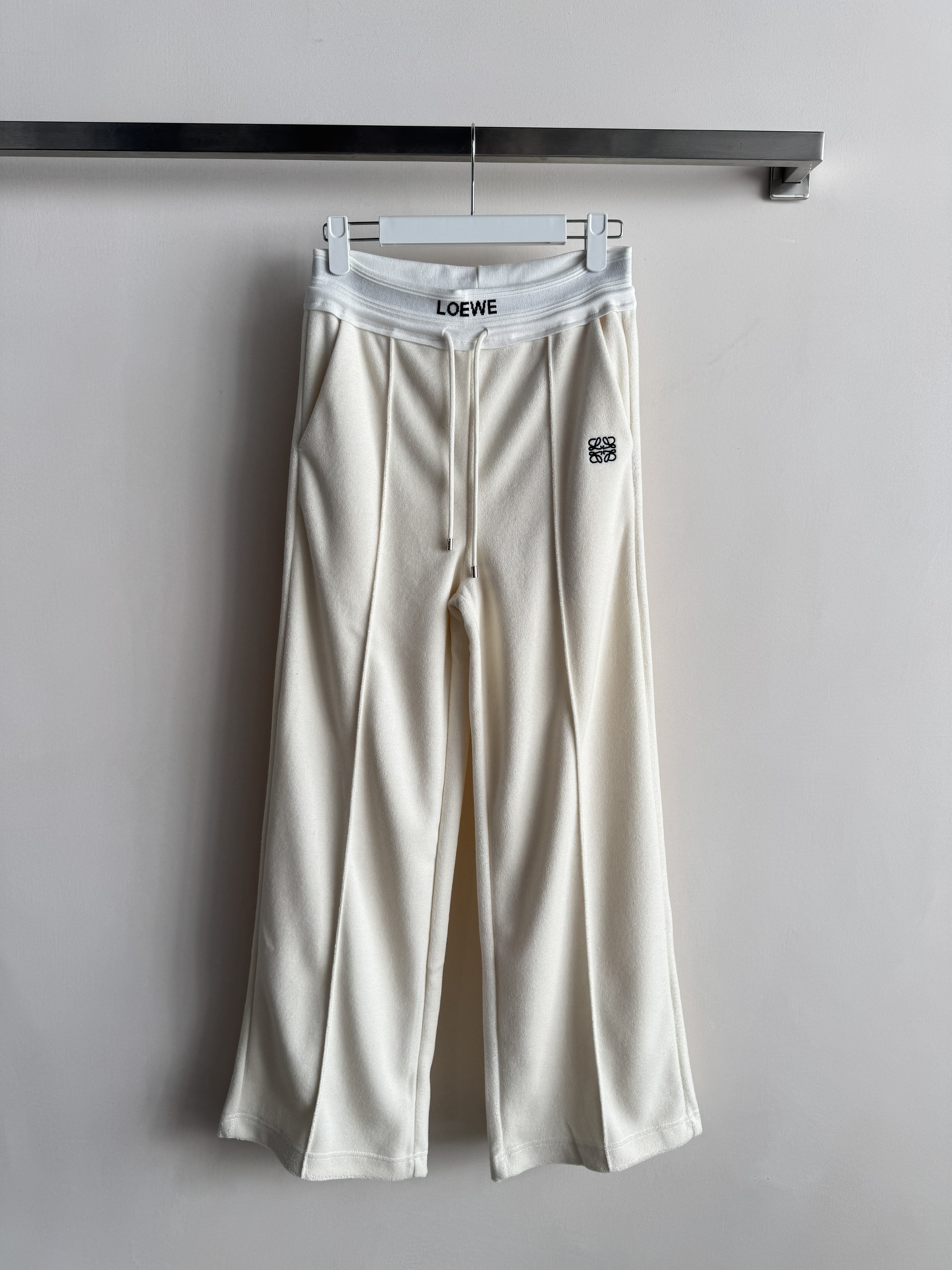 NO:655196,LOEW*25 autumn and winter casual pants, wool blended fabric, soft and skin-friendly, super comfortable for daily wear! High-waisted elastic band + drawstring design, adjustable waist, suitable for various body shapes. Embroidered logo on the trouser pocket, low-key and recognizable. Loose wide-leg version, modified leg shape, free of movement, versatile whether at home or out, easily create a casual and casual style. Two-color SML,, loewe, alexander wang19860909LOEW*25秋冬休闲裤,羊毛混纺面料,柔软亲肤,日常穿着超舒适!高腰松紧带+抽绳设计,腰部可调节,适合各种身材.裤袋刺绣徽标,低调又有辨识度.宽松阔腿版型,修饰腿型,活动自如,无论居家还是出街都很百搭,轻松打造休闲随性风格两色SML,,loewe,alexander wang,Women's clothing