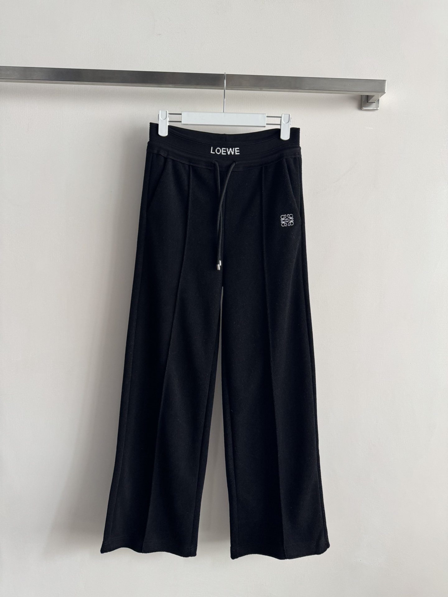 NO:638521,LOEW*25 autumn and winter casual pants, wool blended fabric, soft and skin-friendly, super comfortable for daily wear! High-waisted elastic band + drawstring design, adjustable waist, suitable for various body shapes. Embroidered logo on the trouser pocket, low-key and recognizable. Loose wide-leg version, modified leg shape, free of movement, versatile whether at home or out, easy to create a casual and casual style. Two-color SML, Loewe-clothing, loro piana, loewe, loewe, alexander wang19860909LOEW*25秋冬休闲裤,羊毛混纺面料,柔软亲肤,日常穿着超舒适!高腰松紧带+抽绳设计,腰部可调节,适合各种身材.裤袋刺绣徽标,低调又有辨识度.宽松阔腿版型,修饰腿型,活动自如,无论居家还是出街都很百搭,轻松打造休闲随性风格两色SML,罗意威-服装,loro piana,loewe,loewe,alexander wang,Women's clothing