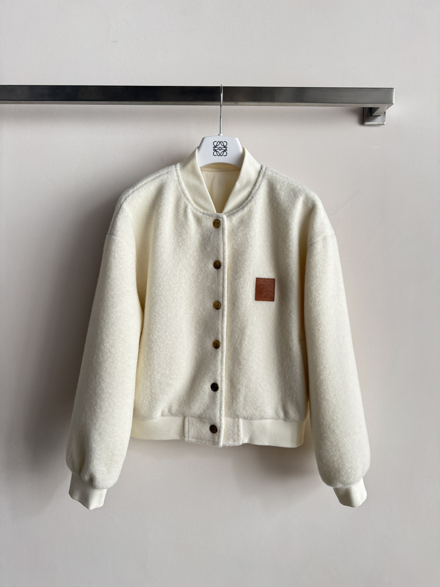 NO:655178,LOEW*25 autumn and winter baseball jacket, soft and warm, perfect for autumn and winter! Classic stand-up collar + gold buttons, perfect details. Square leather logo design on the chest, practical and layered. Elastic cuffs and hem, comfortable and windproof. Casual college style, very gentle with jeans or knitted skirts, easy to create an autumn and winter atmosphere. Two-color SML, loewe, skirts, jeans, jackets & coats, alexander wang19860909LOEW*25秋冬棒球服外套,柔软保暖,秋冬穿超合适!经典立领+金色纽扣,细节满分.胸前方形皮牌logo设计,实用又有层次感.袖口和下摆松紧收口,舒适防风.休闲学院风,搭牛仔裤或针织裙都很温柔,轻松打造秋冬氛围感穿搭,两色SML,,loewe,skirts,jeans,jackets & coats,alexander wang,Women's clothing