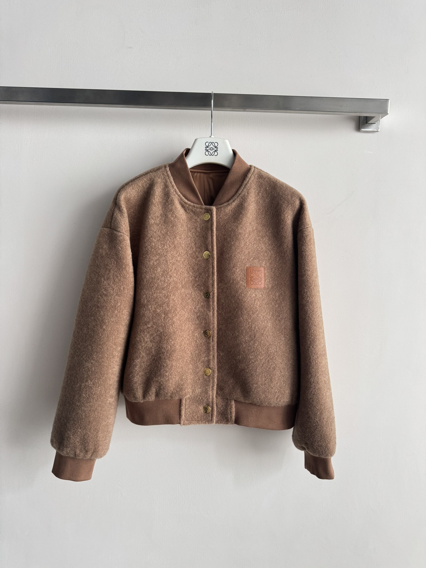 NO:638518,LOEW*25 autumn and winter baseball jacket, soft and warm, perfect for autumn and winter! Classic stand-up collar + gold buttons, full of details. Square leather logo design on the chest, practical and layered. Elastic cuffs and hem, comfortable and windproof. Casual college style, very gentle when paired with jeans or knitted skirts, easy to create an autumn and winter atmosphere, two-color SML, Loewe-Clothing, loro  piana,loewe,loewe,skirts,jeans,jackets & coats,alexander wang19860909LOEW*25秋冬棒球服外套,柔软保暖,秋冬穿超合适!经典立领+金色纽扣,细节满分.胸前方形皮牌logo设计,实用又有层次感.袖口和下摆松紧收口,舒适防风.休闲学院风,搭牛仔裤或针织裙都很温柔,轻松打造秋冬氛围感穿搭,两色SML,罗意威-服装,loro piana,loewe,loewe,skirts,jeans,jackets & coats,alexander wang,Women's clothing