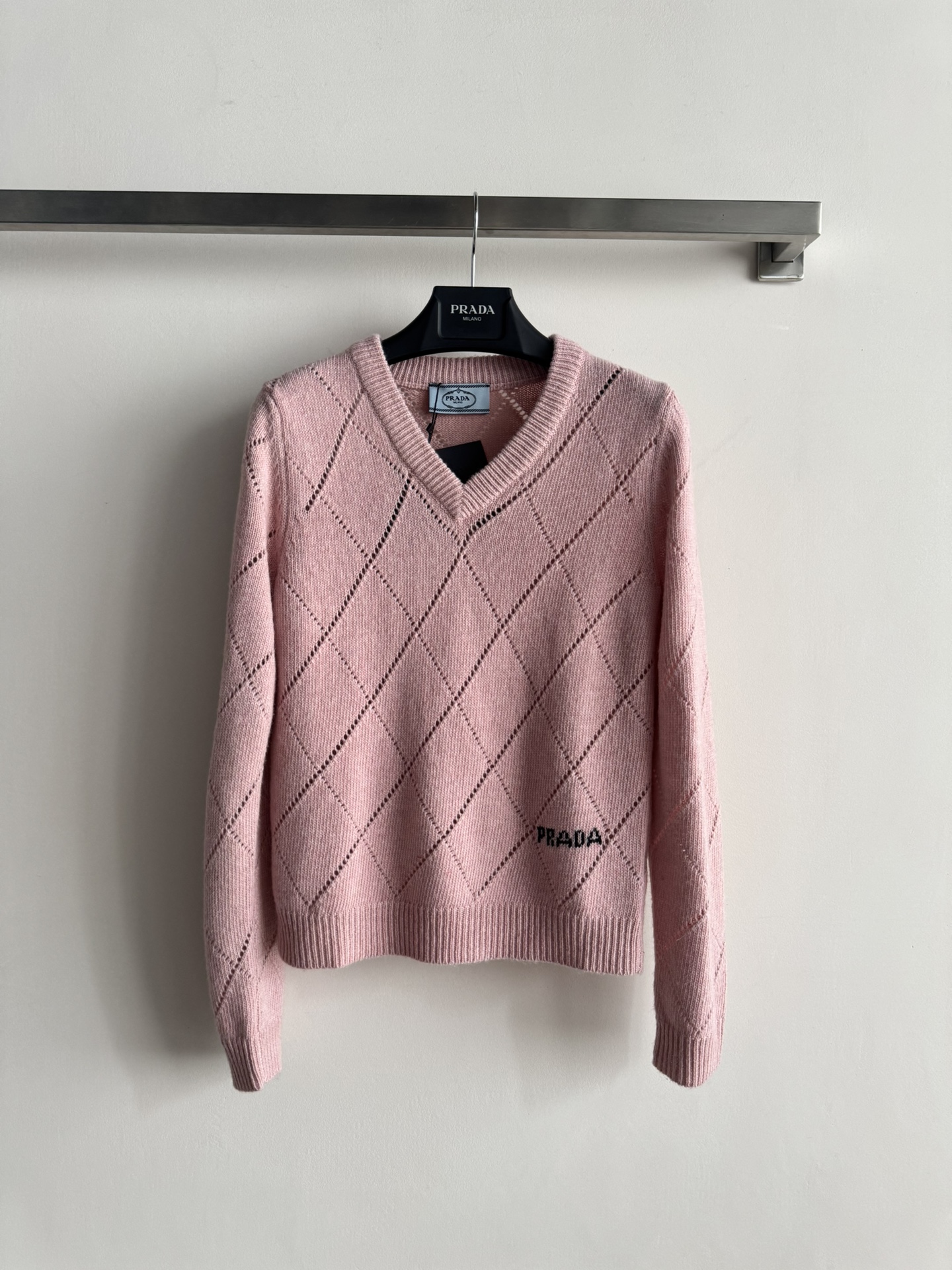 NO:638537,Prad*2025 new plaid sweater, V-neck slim fit design, unattractive temperament. The fabric is delicate, soft and comfortable, and the hem is embellished with logo printing. The upper body is slim and versatile!  Simple to the extreme is fashionable!  Three-color SML,Prada-clothing,loro piana,prada,prada,alexander wang19860909Prad*2025新款格纹针织衫,V领修身版型设计,气质不挑人 面料细腻柔软舒适,下摆logo印花点缀,上身显瘦又百搭！简单到极致就是时髦！三色SML,普拉达-服装,loro piana,prada,prada,alexander wang,Women's clothing