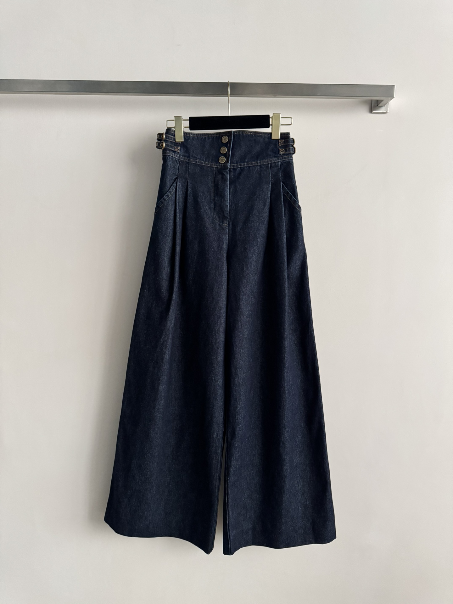 NO:638756,Zimmerman*25FW new high-waisted denim wide-leg pants. These pants are high-waisted and wide-legged, with a retro sense of relaxation. The high-waist + multi-button design can not only pinch out the waistline to show longer legs, but also hide some retro details. The wide-leg version has a full drape, which can be used  It covers the flesh and has a lazy atmosphere. It looks great with T-shirts and shirts in daily life; washed denim has its own texture, which can be held whether for commuting or leisure. It is the kind of all-purpose model that 'looks good in casual wear'~SML, Zimmerman-clothing, loro  piana,shirts,tees,t-shirt,alexander wang19860909Zimmerman*25FW新款高腰牛仔阔腿裤这条裤子是高腰阔腿款,自带复古松弛感~高腰+多扣设计,既能掐出腰线显腿长,又藏了点复古细节,阔腿版型垂坠感拉满,既能遮肉又自带慵懒氛围,日常搭T恤、衬衫都很出片；洗水牛仔自带质感,不管是通勤还是休闲都能hold住,是那种“随便穿穿都好看”的万能款~SML,兹默曼-服装,loro piana,shirts,tees，t-shirt,alexander wang,Women's clothing