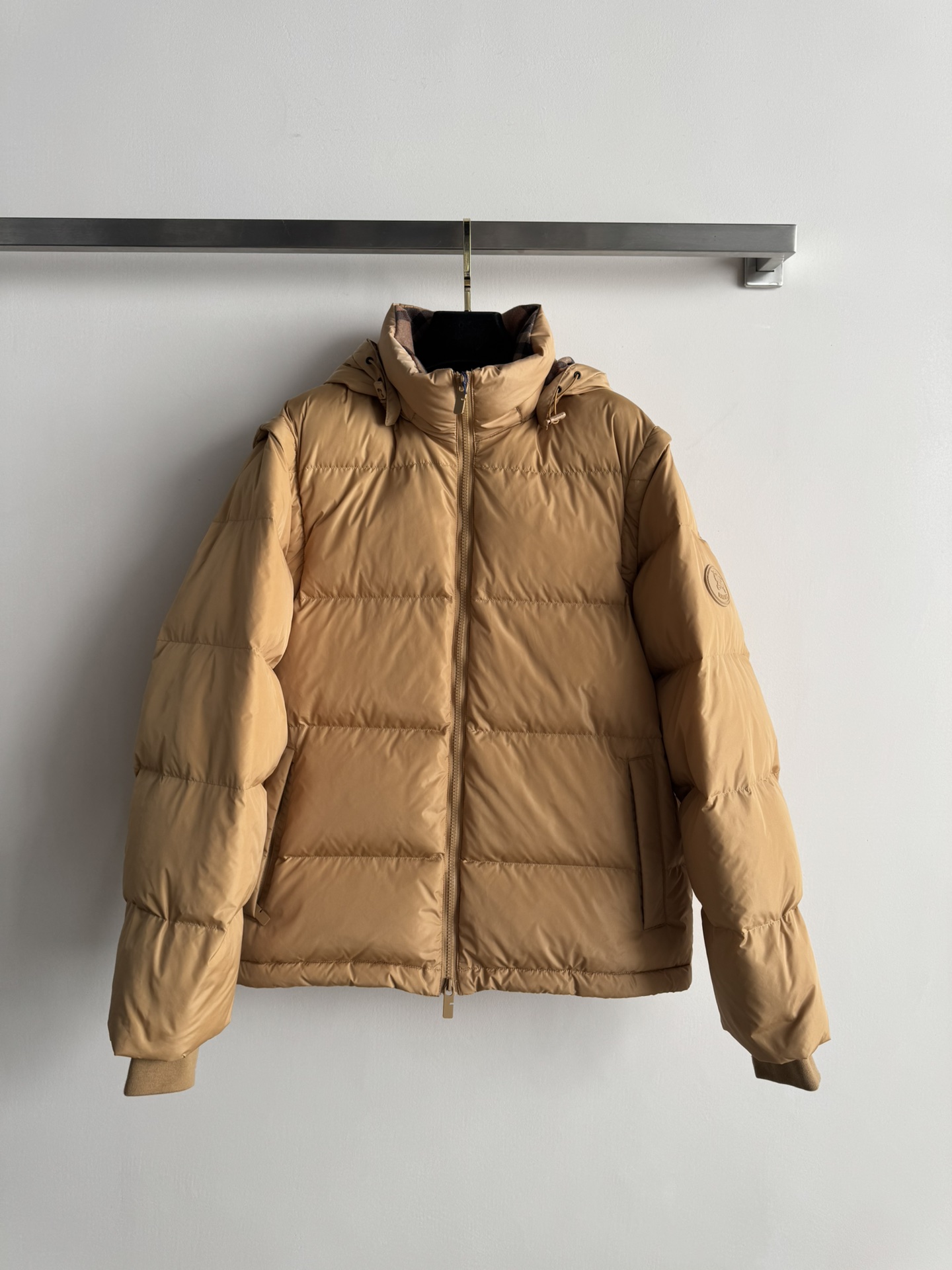 NO:656781,Comes with dust bag Burberr*25FW's new detachable sleeve plaid hooded down jacket innovatively incorporates the detachable sleeve function, allowing this down jacket to be easily switched between jacket and vest styles, greatly improving the flexibility and diversity of wearing. High-quality protective nylon fabric is selected to enhance the wear resistance, waterproofness and windproofness of the down jacket. The sleeves are decorated with logo patterns and Burberry logos on the hood and collar.  Plaid lining, these classic brand elements not only highlight the brand's unique style, but also increase the fashion sense and recognition of the down jacket. The two-way zipper opening and closing design is easy to put on and take off; the detachable drawstring hood can be adjusted according to needs; the side zipper pockets are both practical and beautiful; drawstring style  The tightness of the hem can be adjusted freely; the windproof cuffs effectively block the intrusion of cold wind. It adopts a casual fit that is looser than the conventional fit and is comfortable to wear. This down jacket is a must-have item for your winter wardrobe SML-,, burberry, jackets  & coats,down jacket,hats,alexander wang19860909配防尘袋Burberr*25FW新款可拆卸袖格纹连帽羽绒服创新性地融入了可拆卸的衣袖功能,使得这款羽绒服能够轻松地在外套和背心两种造型之间自如切换,极大地提升了穿着的灵活性和多样性选用高质量的防护性尼龙面料 增强了羽绒服的耐磨性、防水性和防风性袖侧装饰有徽标图案以及连帽和衣领上的Burberry 格纹内衬,这些经典的品牌元素不仅彰显了品牌的独特风格,也增加了羽绒服的时尚感和辨识度.双向拉链开合设计方便穿脱；可拆式抽绳连帽可根据需要调整造型；侧边拉链口袋既实用又美观；抽绳式衣摆可自由调节松紧度；防风袖口有效阻挡寒风入侵.采用较常规版型剪裁更为宽松的休闲版型,穿着舒适自在,这款羽绒服,是你冬日衣橱的必备单品SML-,,burberry,jackets & coats,down jacket,hats,alexander wang,Women's clothing