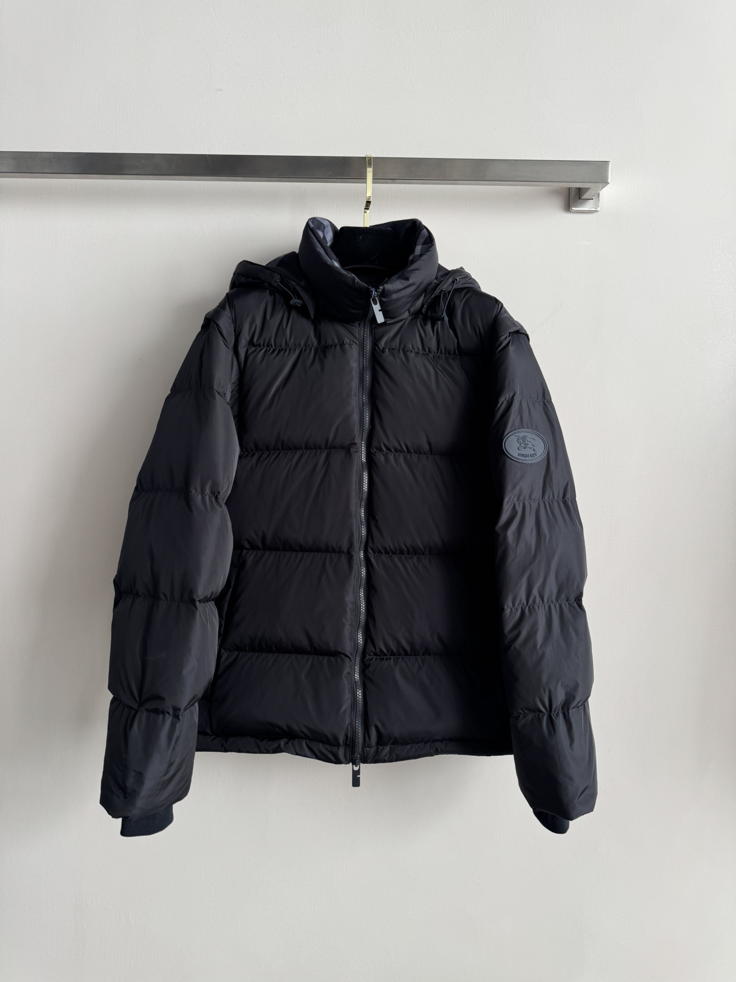 NO:638764,Burberr*25FW's new detachable sleeve plaid hooded down jacket innovatively incorporates the detachable sleeve function, allowing this down jacket to be easily switched between jacket and vest styles, greatly improving the flexibility and diversity of wearing. High-quality protective nylon fabric is selected to enhance the wear resistance, waterproofness and windproofness of the down jacket. The sleeve sides are decorated with logo patterns and Burberry on the hood and collar.  Plaid lining, these classic brand elements not only highlight the brand's unique style, but also increase the fashion sense and recognition of the down jacket. The two-way zipper opening and closing design is easy to put on and take off; the detachable drawstring hood can be adjusted according to needs; the side zipper pockets are both practical and beautiful; the drawstring hem can be  Freely adjust the tightness; windproof cuffs effectively block the intrusion of cold wind. It adopts a casual fit that is looser than the conventional fit, making it comfortable and comfortable to wear. This down jacket is a must-have item for your winter wardrobe. SML-, Burberry-clothing, burberry, jackets  & coats,down jacket,hats,alexander wang19860909Burberr*25FW新款可拆卸袖格纹连帽羽绒服创新性地融入了可拆卸的衣袖功能,使得这款羽绒服能够轻松地在外套和背心两种造型之间自如切换,极大地提升了穿着的灵活性和多样性选用高质量的防护性尼龙面料 增强了羽绒服的耐磨性、防水性和防风性袖侧装饰有徽标图案以及连帽和衣领上的Burberry 格纹内衬,这些经典的品牌元素不仅彰显了品牌的独特风格,也增加了羽绒服的时尚感和辨识度.双向拉链开合设计方便穿脱；可拆式抽绳连帽可根据需要调整造型；侧边拉链口袋既实用又美观；抽绳式衣摆可自由调节松紧度；防风袖口有效阻挡寒风入侵.采用较常规版型剪裁更为宽松的休闲版型,穿着舒适自在,这款羽绒服,是你冬日衣橱的必备单品SML-,博柏利-服装,burberry,jackets & coats,down jacket,hats,alexander wang,Women's clothing