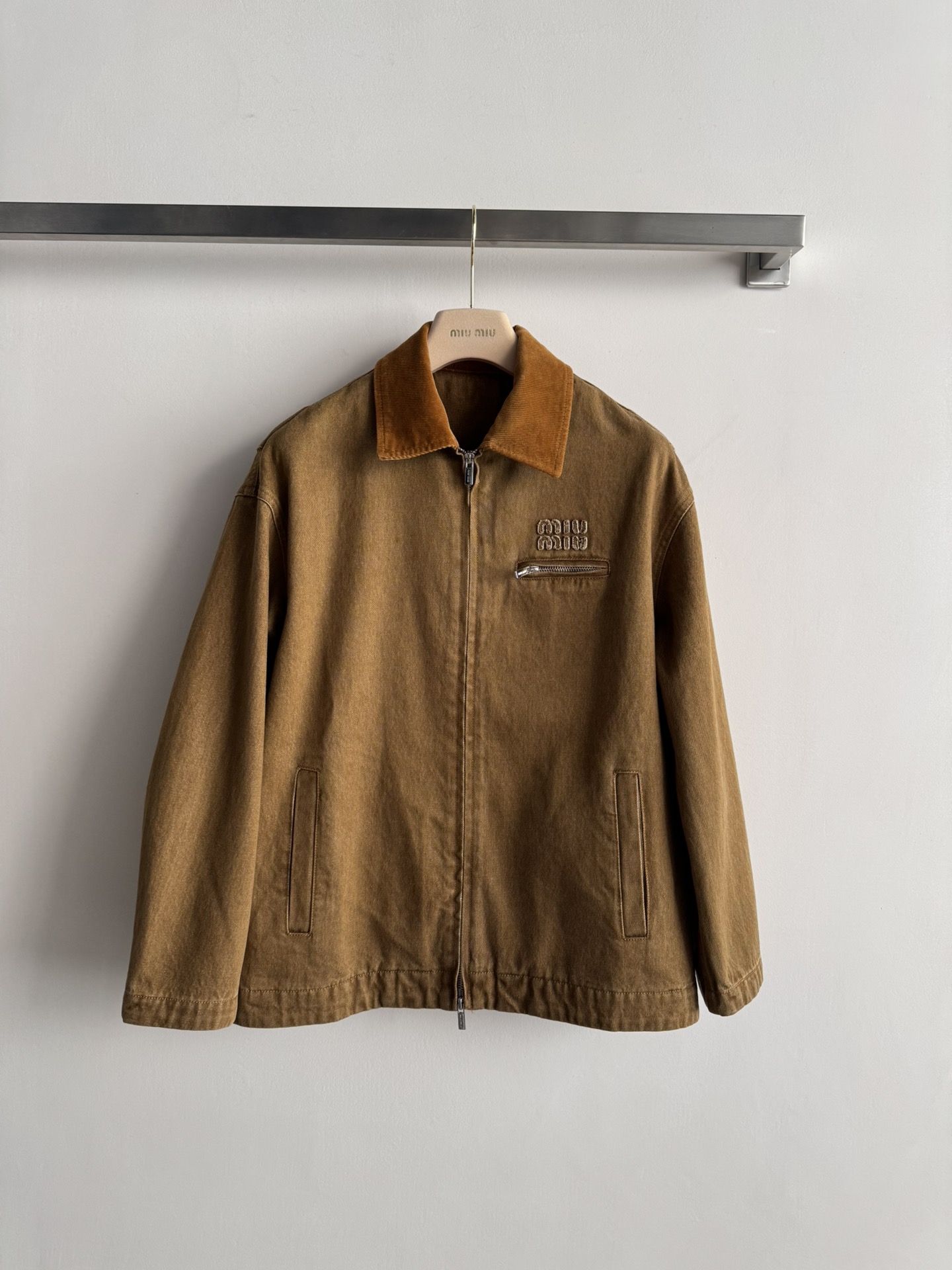 NO:638767,miumi*26 new early spring lapel denim jacket, the collar is made of corduroy with contrasting colors. It is decorated with brand logo letters on the chest and zipper pocket design, which perfectly combines fashion and atmosphere. It follows the trend and looks handsome on the street. The loose version is casual and comfortable. The texture is also the same for men and women!  SML-,miumiu-clothing,miumiu,jackets & coats,alexander wang19860909miumi*26早春新款翻领牛仔外套,领口采用灯芯绒撞色拼接 搭配胸前品牌logo字母点缀与拉链口袋设计完美结合时髦大气 跟随潮流 帅气出街 宽松版型休闲舒适 质感也是没得说男女同款！SML-,缪缪-服装,miumiu,jackets & coats,alexander wang,Women's clothing