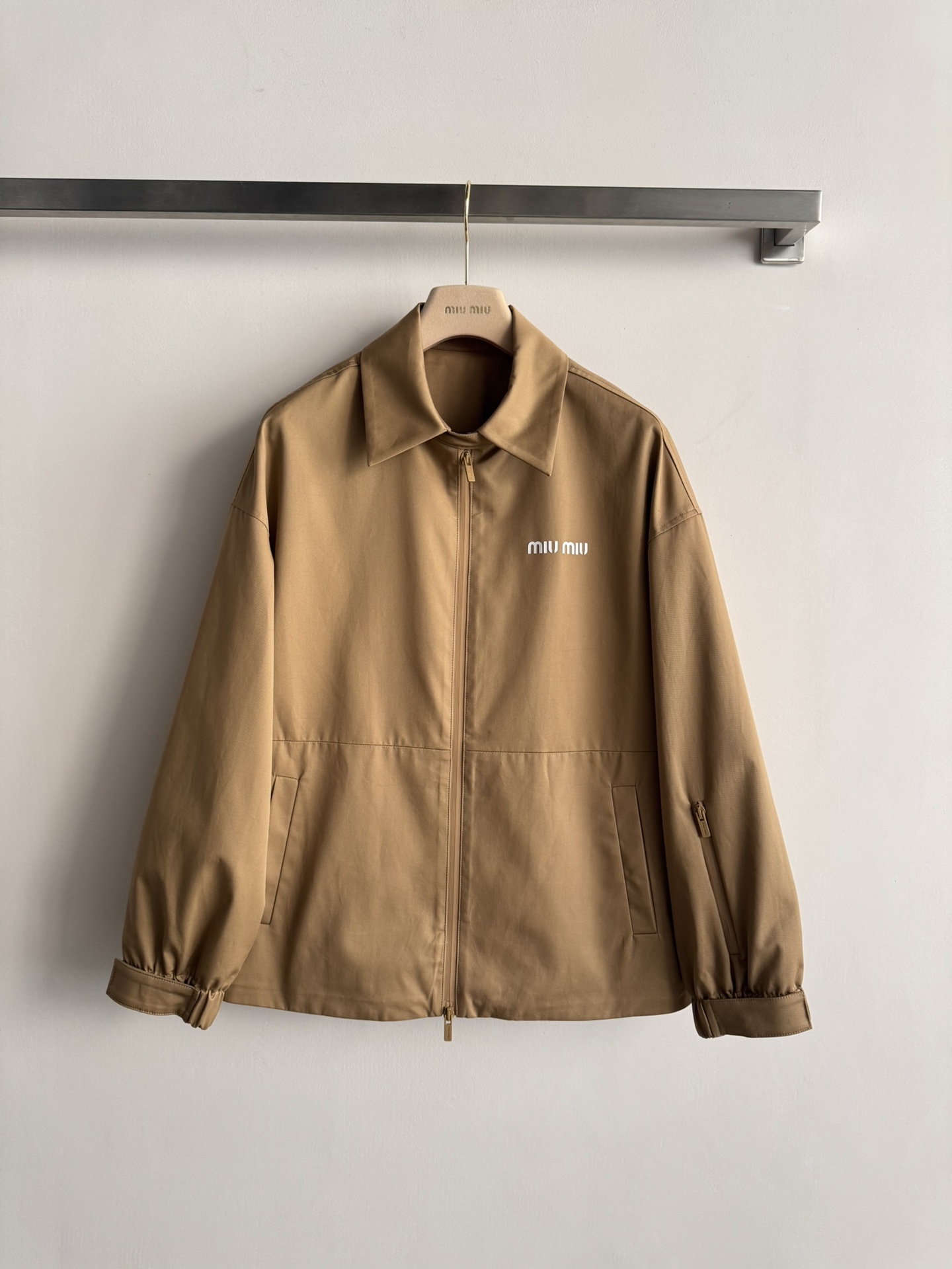 NO:638769,Miu Mi*26 new early spring lapel jacket, this jacket has a sense of relaxation on the body, the khaki color has a lazy bufqian, shirt collar + drawstring hem, sweet and cool feeling, directly stretched with cotton fabric, the upper body is so comfortable as to be wrapped in a layer of clouds (the key point is that it is also anti-wrinkle! It doesn’t feel bad if you wear it casually!) Paired with a casual small suspender + pleated skirt, the sweet girl attributes are directly stacked ~ full of retro relaxation!  SML,miumiu-clothing,loro piana,miumiu,skirts,jackets & coats,jackets & coats,shirts,alexander wang19860909Miu Mi*26早春新款翻领夹克外套,这款夹克外套把松弛感焊在身上了,卡其色自带慵懒buf仟,衬衫领+抽绳下摆, 甜酷感,直接拉满面料棉 上身舒服到像裹了层云朵一（重点是还巨抗皱！随便造都不心疼！)内搭随意小吊带+百褶裙,甜妹属性直接叠满~复古松弛感十足！SML,缪缪-服装,loro piana,miumiu,skirts,jackets & coats,jackets & coats,shirts,alexander wang,Women's clothing