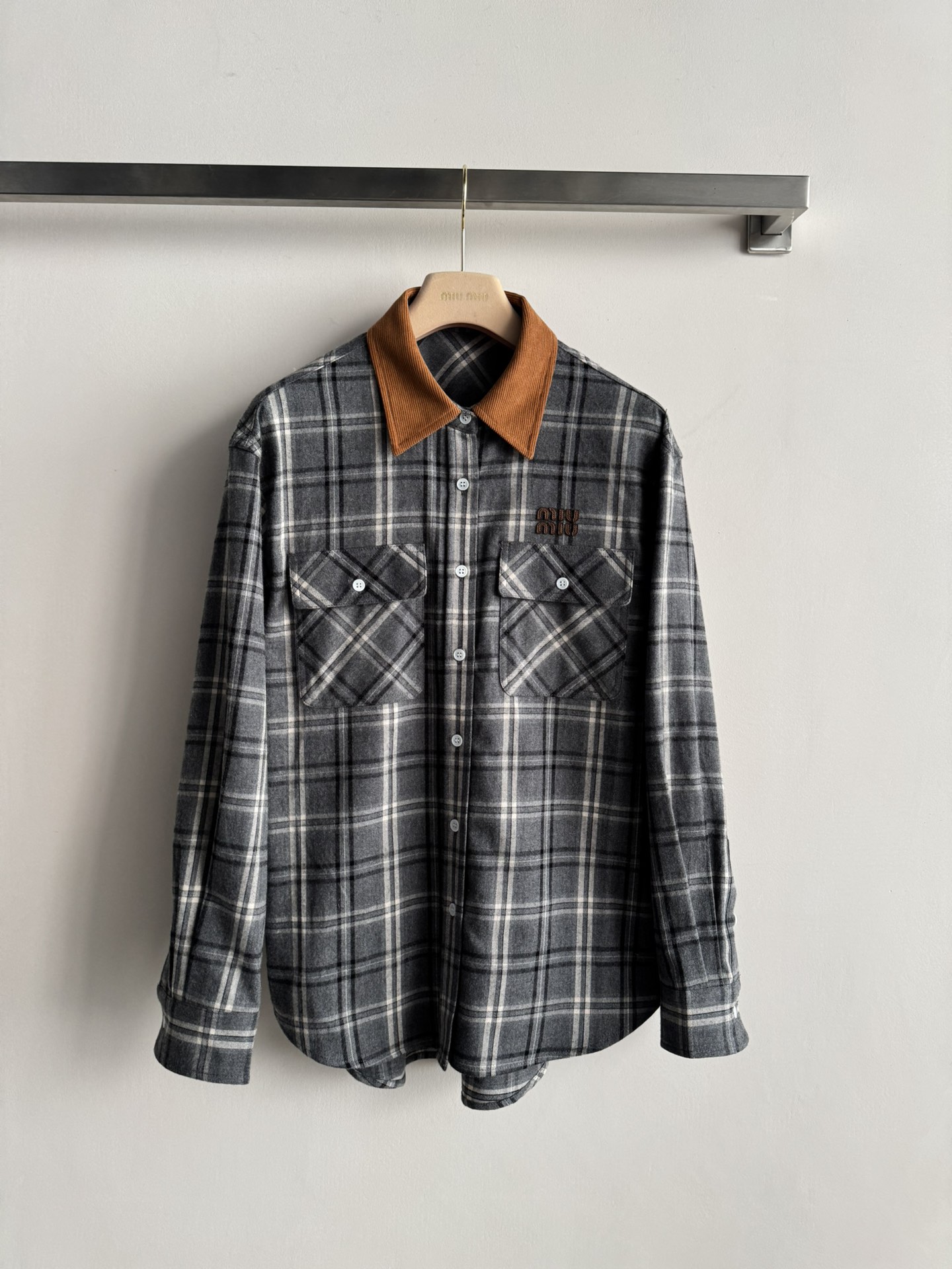 NO:638771,MiuMi*'s new plaid shirt adopts brushing technology, which has a more unique soft touch and excellent warmth. The corduroy collar contrasts with the classic gray plaid, which has a retro style, which directly enhances the stunning level of the entire outfit. The entire version is loose and moderate, and is very tolerant to the body. The length is also neatly cut, just right, and paired with a series of plaid skirts to show comfort and laziness. Simplicity reveals a sense of sophistication. SML-, Miu Miu-clothing, miumiu, skirts, alexander wang19860909MiuMi*新款格子衬衣采用磨毛工艺有着更独特的柔软触感和极佳的保暖性 灯芯绒领撞色经典灰色格纹更具复古风 直接提升整个穿着的惊艳程度 整个版型宽松有度 对身材的包容性非常好 长度的剪裁也利落干脆恰到好处搭配系列格纹半裙一套穿搭尽展舒适慵懒 简约中透着精致感SML-,缪缪-服装,miumiu,skirts,alexander wang,Women's clothing