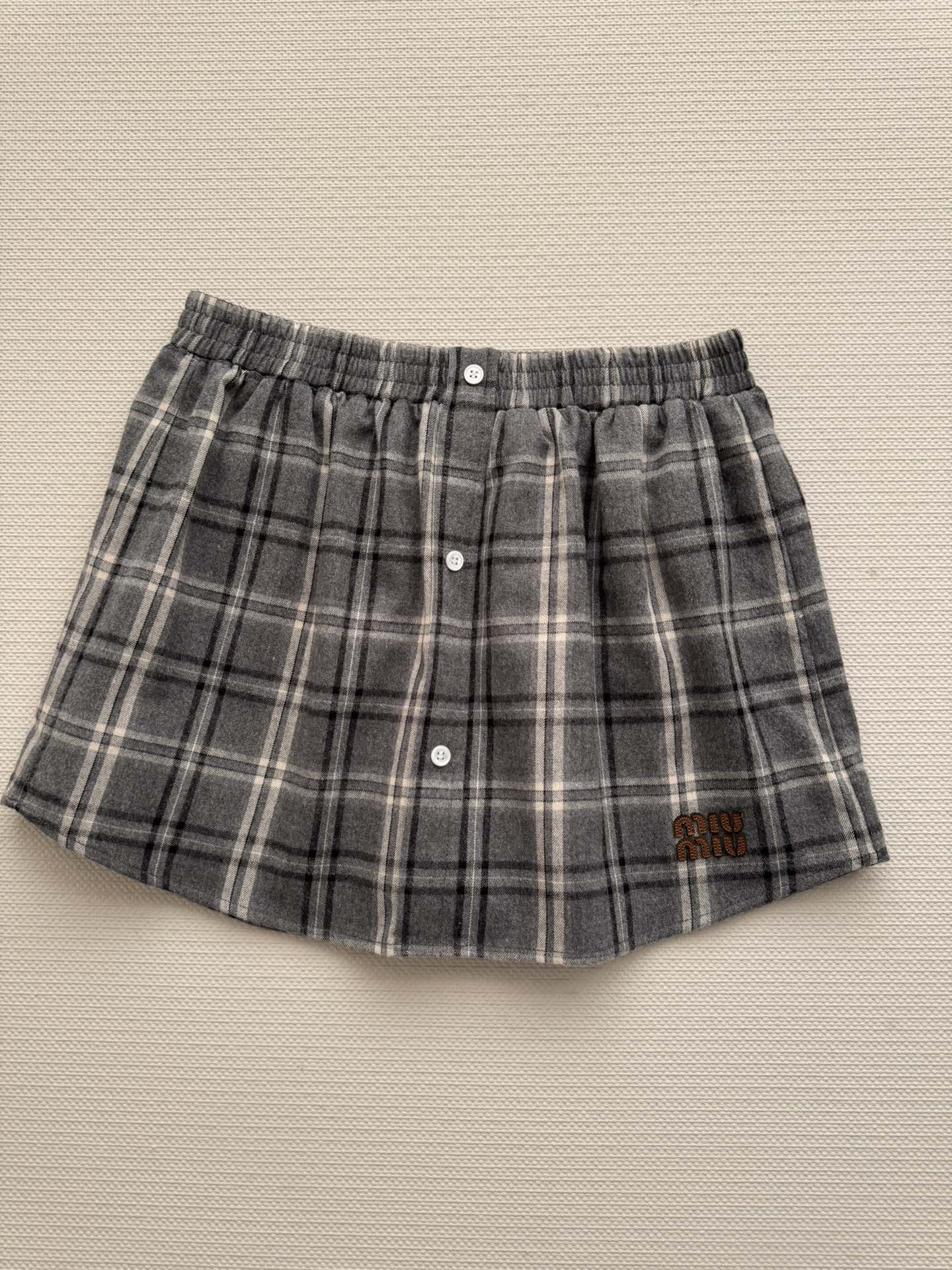 NO:638773,MiuMi*'s new plaid skirt uses brushing technology to have a more unique soft touch and excellent warmth. The classic gray plaid has a retro style, which directly enhances the stunning level of the entire outfit. It can be worn with a series of plaid shirts for a comfortable and lazy look. Simplicity reveals a sense of sophistication. SML-, Miu Miu-clothing, miumiu, skirts, alexander wang19860909MiuMi*新款格子半裙采用磨毛工艺有着更独特的柔软触感和极佳的保暖性 经典灰色格纹更具复古风 直接提升整个穿着的惊艳程度 搭配系列格纹衬衣一套穿搭尽展舒适慵懒 简约中透着精致感SML-,缪缪-服装,miumiu,skirts,alexander wang,Women's clothing